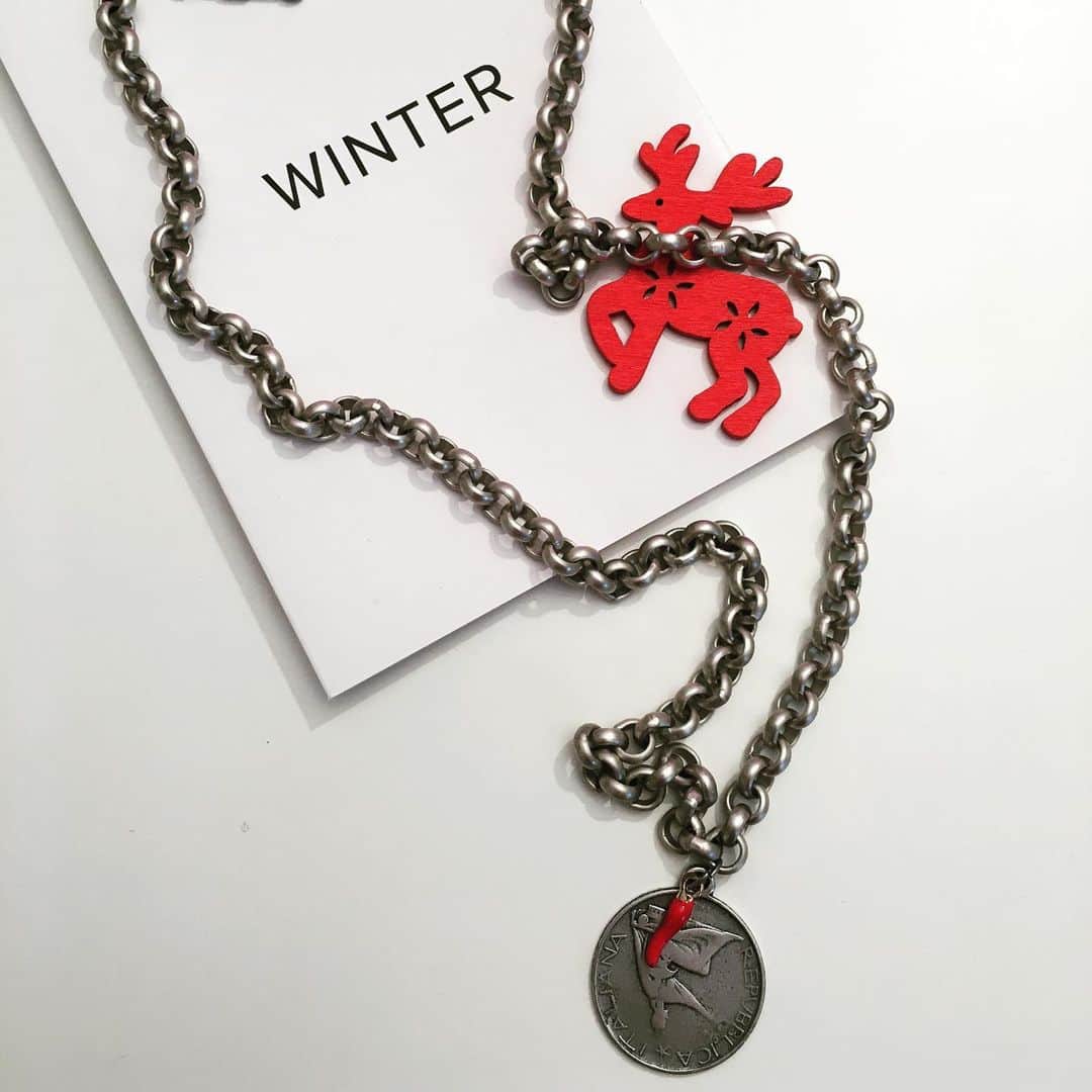 メイデンアートのインスタグラム：「Silver Coin and Red Horn Peperoncino 🌶 Necklace, perfect 👌 gift idea for Christmas 🎄😍 . . . . . #cransmontana #cransmontanaabsolutely #maidenart #angera #varese #varesetheplacetobe #vareseshopping #lakemaggiore #coinnecklace #coinjewelry #coinjewellery #coinnecklaces #redhorn #hornnecklace」