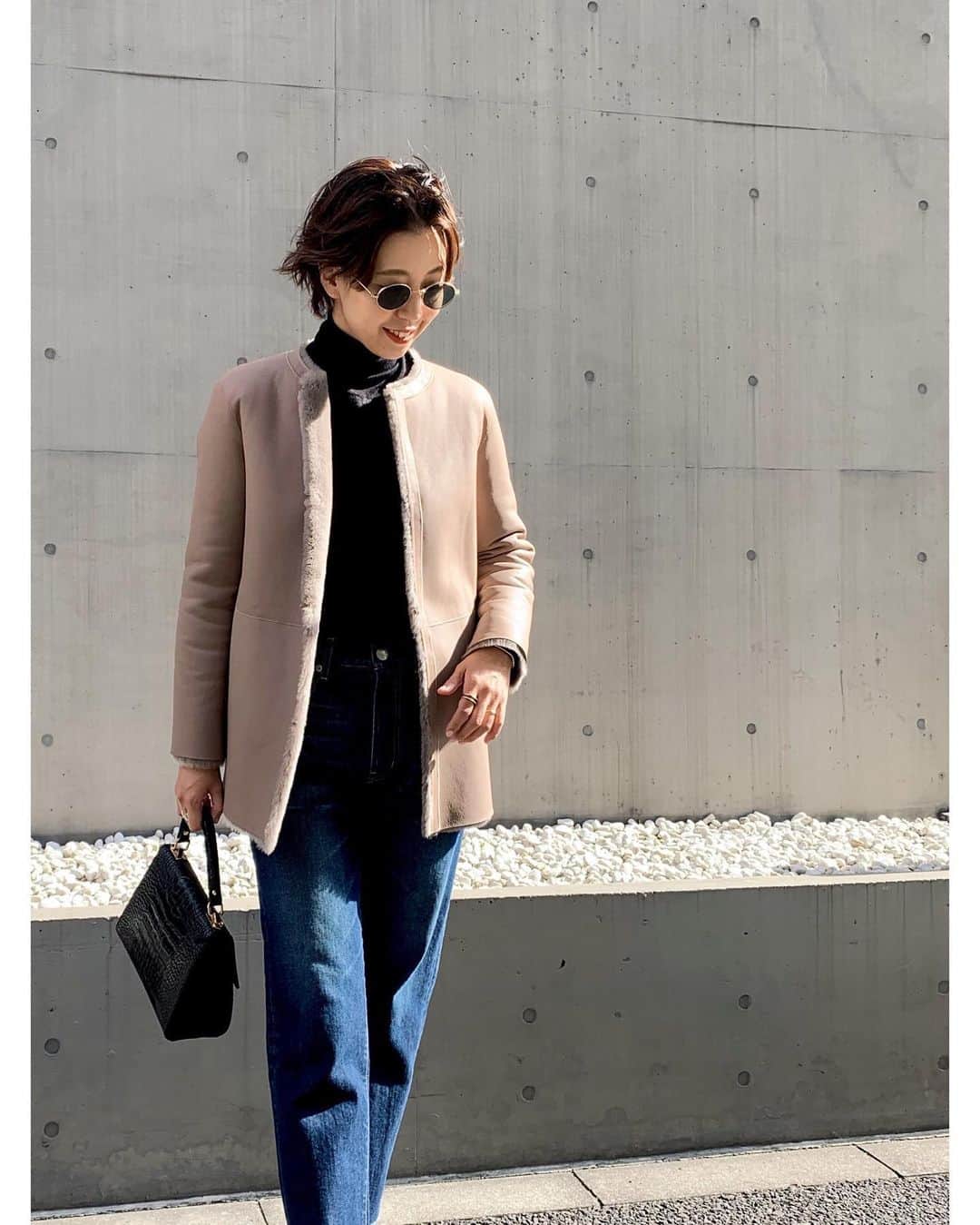 23区さんのインスタグラム写真 - (23区Instagram)「新宿伊勢丹本店限定❄️上質ムートンコート﻿ ﻿ ﻿ ノーカラーでシンプルなデザインに仕立てて、﻿ 素材の良さ・色の美しさを際立たせたコート。﻿ ﻿ どんなアイテムと合わせても上品にまとめてくれるから﻿ 特別な日にも着ていきたい﻿ ﻿ 普段使いならデニムなどと合わせてカジュアルに﻿ リバーシブルで着れるので着回し力も抜群❣️﻿ ﻿ ﻿ ﻿ ﻿ ﻿ ﻿ ﻿ ※新宿伊勢丹本店の23区レギュラー・Lサイズショップでのお取り扱いになります。﻿ ﻿ ﻿ -------------------------------------------------﻿ ﻿ #23区 #23區 #MYSTANDARD23 #coat  #fashion #style #code #coordinate  #2019coat﻿ #コート #ムートンコート #リバーシブルコート #ベーシックコート  #コーデ #コーディネート#パンツコーデ  #デニム #デニムコーデ #伊勢丹 #新宿伊勢丹 #限定」12月1日 19時36分 - 23ku_official
