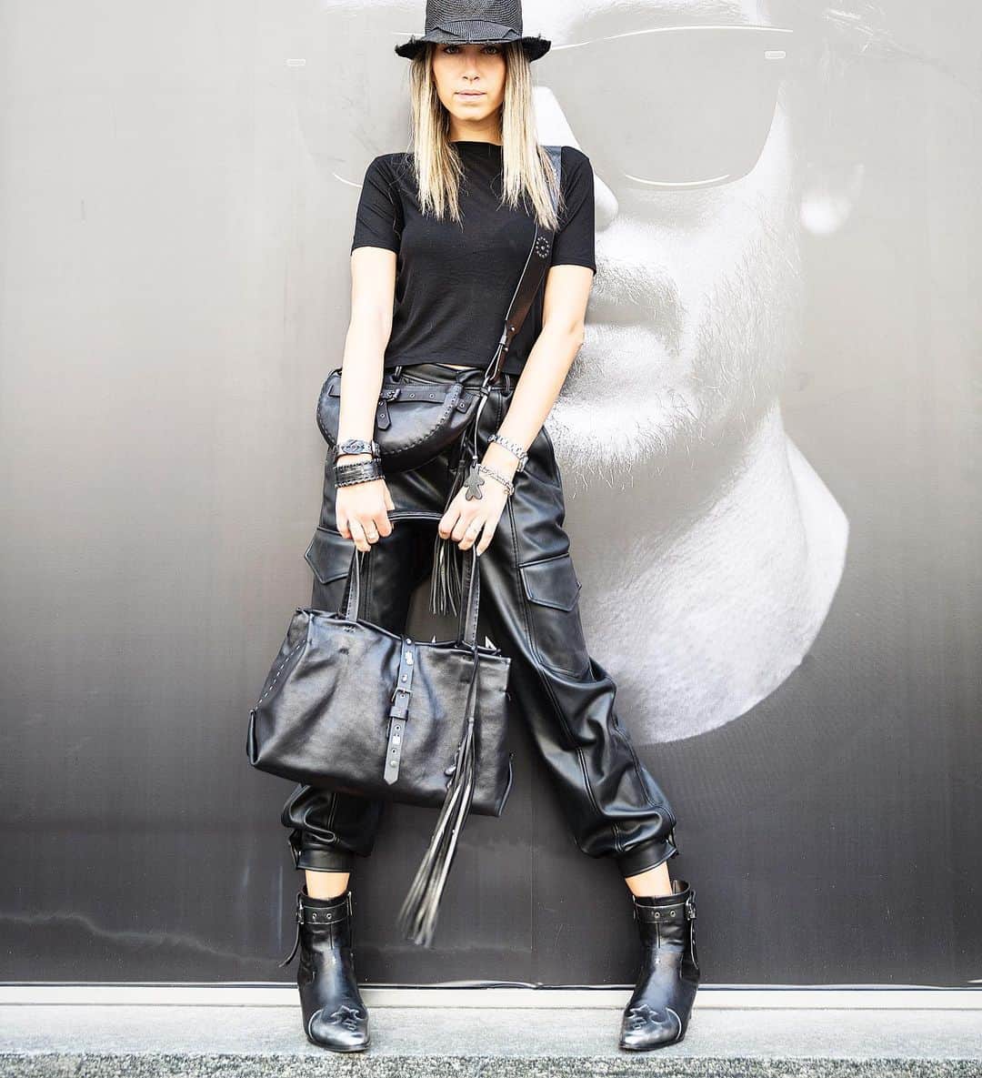 エンリーベグリンのインスタグラム：「Total black.... last black shop online by Henry Beguelin.  #henrybeguelin#shop.henrybeguelin.it#handmade#italy#black#week#end#bag#shoes#accessoires#coat#online#」