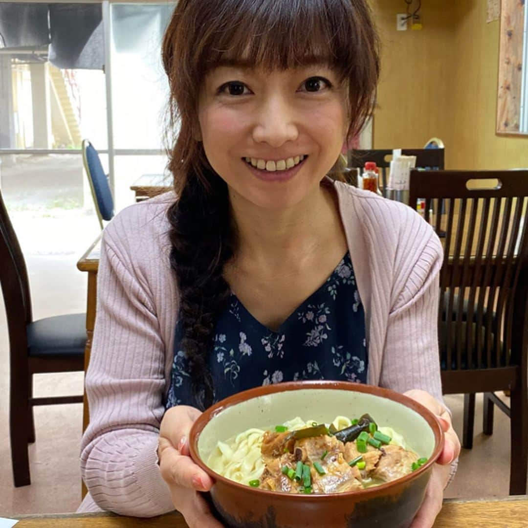 佐藤彩さんのインスタグラム写真 - (佐藤彩Instagram)「沖縄で昨日と今日味わった美味しいものたち✨  オリオンビールの工場見学の際にいただく新鮮なビール🍺 ちなみに2杯飲めます！  予定盛りだくさんだった昨日は、朝ごはんはA&W。 ブランチに、ソーキそば… お昼はマグロ丼… 夜は、沖縄料理をいろいろ味わう定食と、グルクンの唐揚げ🌟  今朝はホテルのバイキングで沖縄メニューは全制覇し… お昼は空港でまたソーキそば🍜  まぁ、おやつにサーターアンダギーや天ぷら、海ぶどうなども食べましたし…  けっこう食べましたね…私。笑  さて、ビール好きにはたまらない話をひとつ🍻 オリオンビールの工場見学のときに聞いた、75BEER🍺 昨年、名護限定で販売したところ、大好評だったそうです💡 そこで今年は12月10日に沖縄県内全域で発売🌟 となるそうですが… 今は先行して名護で買えるとのことで、購入しましたよ🍺 今は瓶ビールのみの販売だそうですが、10日からは缶ビールも登場するようです！  ファイターズのキャンプなどで沖縄に行かれる方もいらっしゃると思いますが、柑橘系の爽やかな香りとたっぷり苦味も堪能できる美味しいビールですので、ぜひ味わってみてください🍻  #沖縄 #沖縄グルメ  #オリオンビール工場見学  #沖縄で飲むオリオンビールはなんでこんなに美味しいのか  #75BEER #名護ビール #新山そば #平打ち麺 #ソーキそば #名護漁港水産物直売所 #マグロ丼 #イカスミ汁  #名護曲レストラン #グルクンの唐揚げ  #空港食堂 #ソーキそば最高 #沖縄大好き  #HBC #アナウンサー #佐藤彩」12月1日 19時40分 - hbc_ayasato