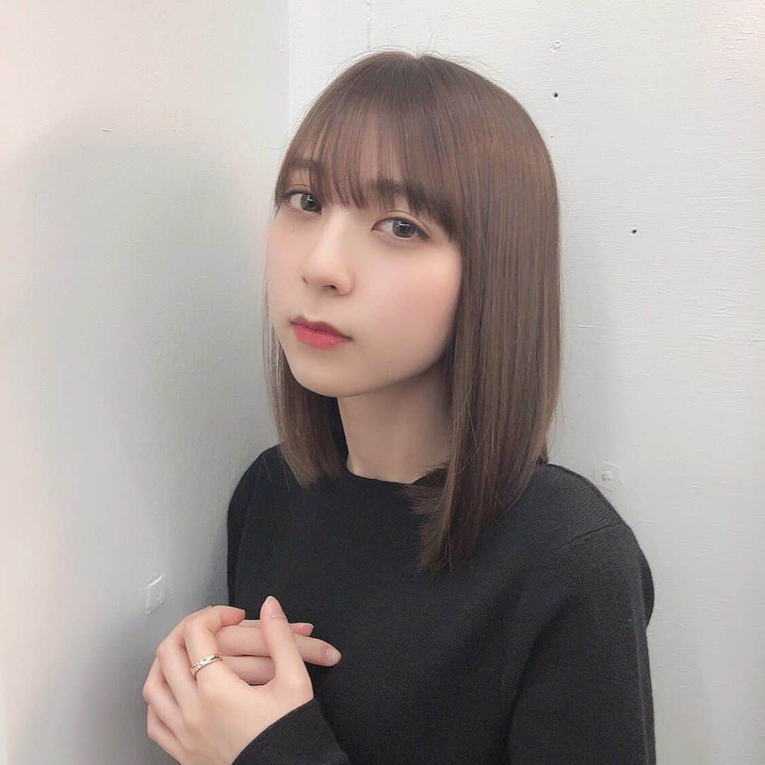 松岡菜摘のインスタグラム：「. . 美容室行ってきました☺︎ . 毎度毎度シダヤマさん天才〜！ . 美容室での写真って なんかオシャレ風な顔しちゃってて 後から見ると自分で笑っちゃう。笑 . #newhaircolor #newhair  #haircolor #hair  #髪色 #美容室 #ヘアカラー」
