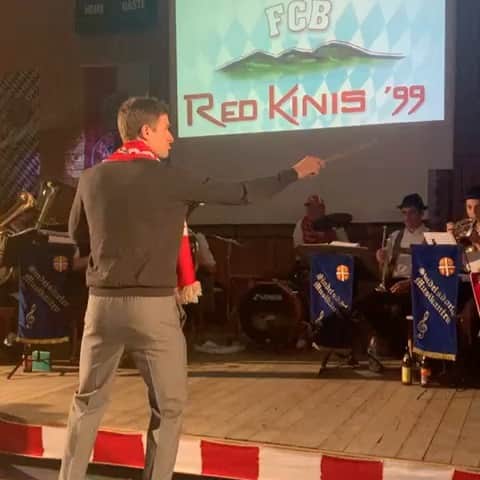 トーマス・ミュラーのインスタグラム：「„Stern des Südens“ with director Thomas Müller at the @fcbayern fanclub Red Kinis 99 🎺🎼 #esmuellert #miasanmia #fcbayern #song #packmas」