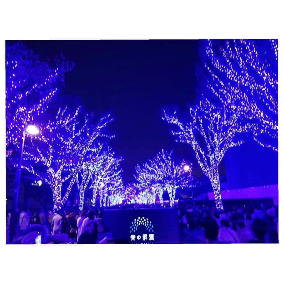 風花舞さんのインスタグラム写真 - (風花舞Instagram)「渋谷・青の洞窟2019。 初めての青の洞窟。 ブルーだけ。  ブルー好きとしてはこのイルミネーションはとても落ち着く。 綺麗だった✨  #渋谷#青の洞窟#イルミネーション#綺麗#落ち着く#ブルー#blue#illumination」12月1日 19時45分 - kazahanamai_official