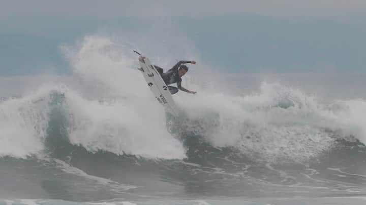 湯川正人のインスタグラム：「Couple days ago🦇 🎥 @junichiro_harada  @lostsurfboardsjapan  Pocket rocket 5'9 #lostsurfboards #skullcandy #vans #surf #サーフィン」