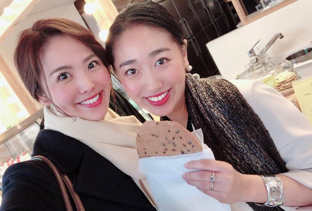 渋佐和佳奈さんのインスタグラム写真 - (渋佐和佳奈Instagram)「お姉ちゃん夫婦と青山あたりをおでかけ🥰💓 ショッピングをしてランチして沢山話して…姉妹だけど友達のような。何でも話せるお姉ちゃんが大好きです😊💓 そしてずっと気になっていた#吉田ユニ　さんの個展にも行ってきました！！遊び心にチャーミングな色彩、見たこともない表現…作品を見るだけで、とにかく刺激がすごかった〜！！！観に行けてよかったです❤️(撮影可能になっていました＊) #渋佐姉妹　#似てる？？ #充実した休日☺️🙌　#師走突入！」12月1日 19時49分 - shibusa_wakana