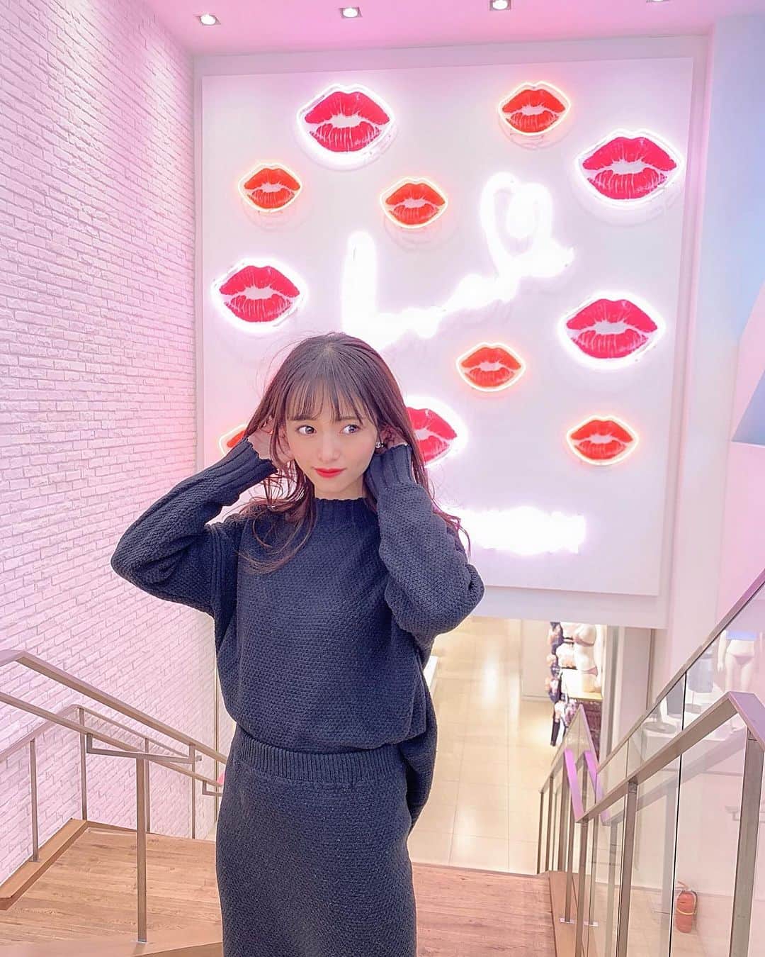 三田寺円のインスタグラム：「. @7things.official のお洋服 可愛くて大好き〜💗🍑 これはお気に入りの セットアップ😇💘 . #韓国 #韓国ファッション」