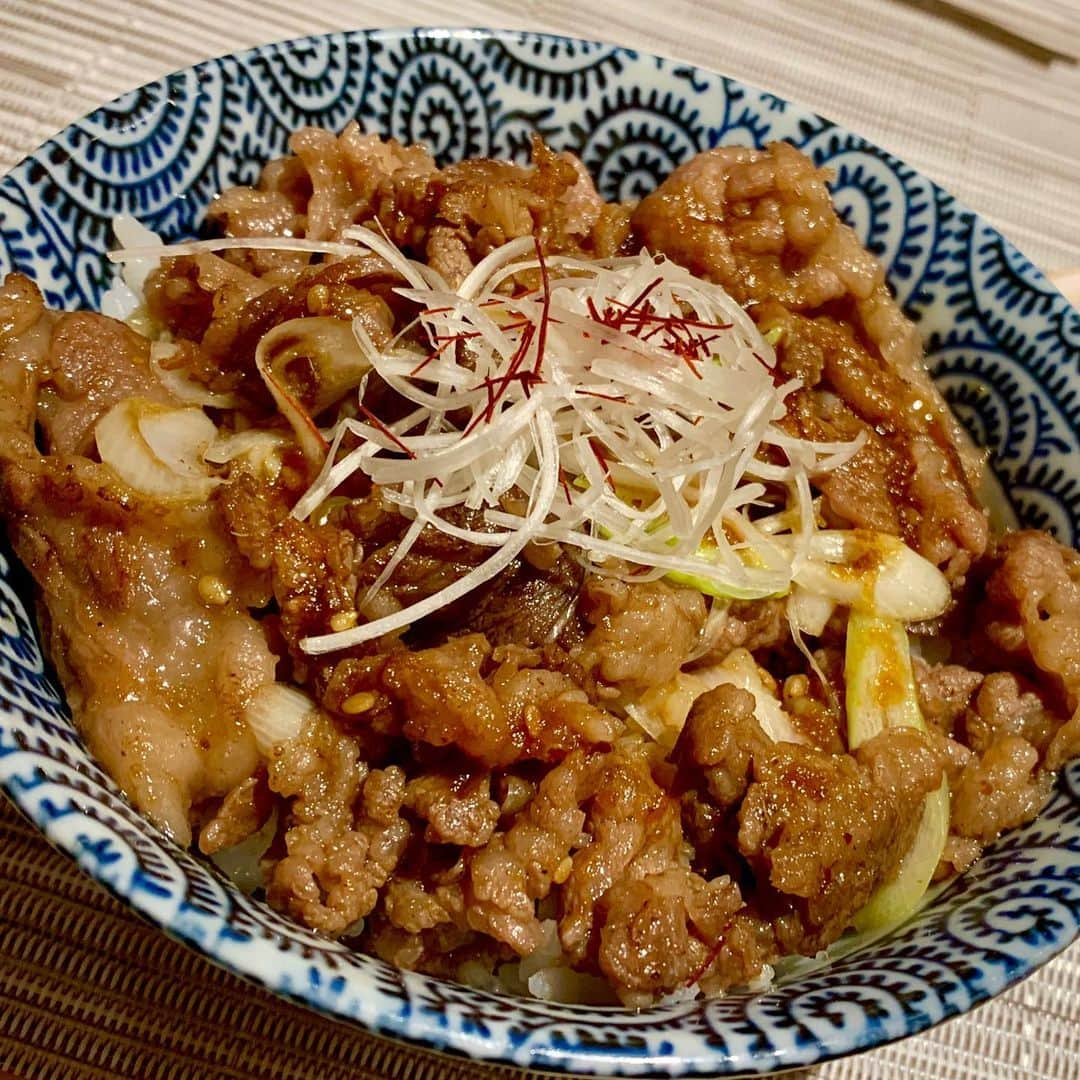 わっきーさんのインスタグラム写真 - (わっきーInstagram)「銀座で仙台牛と和食がお得に楽しめる「小六」へ。 ここで一番大事なのは、席。 カウンターでかつ、目の前に焼き場がある端の席がオススメ。  牛すじ煮込みは贅沢に仙台牛。 お肉はほろほろ、旨みぎっしり。 鮭ハラスは脂のりまくり👍  メインは焼きすき。 部位は選べるんだけど、ヒレとロースをチョイス。 〆にカルビ丼。  銀座で丼をかきこめる幸せ。 2人で食べて飲んで、1人約7〜8000円くらいでした。  会食や接待、同伴にオススメ！  #銀座小六  #和牛  #焼きすき  #仙台牛  #炙り  #和食  #おばんざい  #おでん  #牛丼  #カルビ丼  #焼魚  #鮭ハラス  #銀座  #銀座グルメ  #銀座ディナー  #銀座接待  #会食  #東京グルメ #youtube #youtuber #わっきーtv #わっきー #食レポ #飯テロ #飯テログラム #飯テロ動画なんて絶対見ちゃいけん」12月1日 19時51分 - makoto_ishiwaki