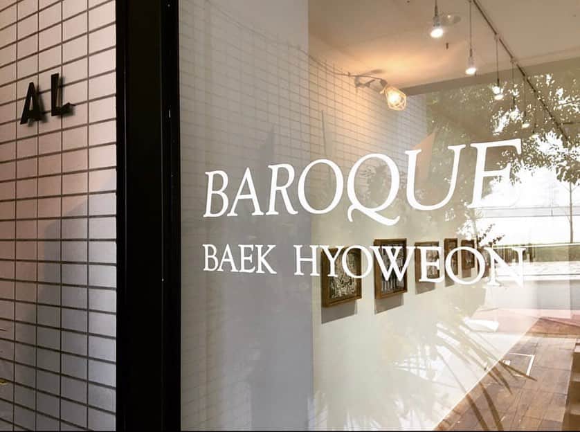 Baekのインスタグラム：「展示3日目が終わりました。 週末たくさんの方にお会いできて、お話できてほんとに嬉しかったです。 初めて来てくださった方も、私の作ってるものや考えていることを真剣に聞いてくださってとでも嬉しかったし、2年前の個展をみて覚えてくださってまた来てくださった方もたくさんいらっしゃって本当に嬉しかったです。 いつも好きだからものづくりを続けているけど怖くなったり、不安になったり、自信が無くなったりいつまでつづけられるのかなと思ったりもしたのですが、こんなにたくさんの方が、本当に私がやっていること、やりたいことをそのままうけいれてくれること、むきあってくれることがすごくうれしくて感動しました。 お手紙もいただいたのですが、すごく、すごく嬉しい言葉がたくさんでした。 みなさんにいただいた言葉忘れずに大切にしますね。そして、次もっともっと良くなるように頑張りますね。  ほんとにありがとうございます！  ベックより」