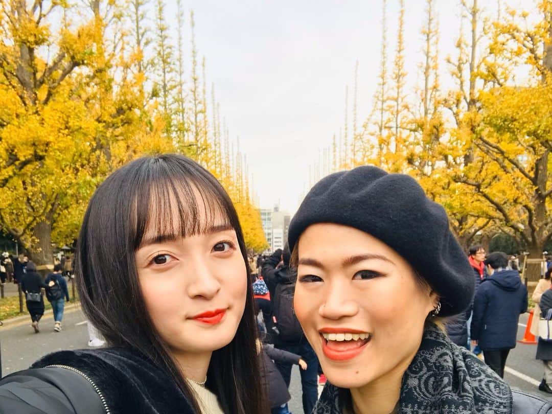奥村佳恵のインスタグラム：「🧡💛🧡💛🧡💛 #だいすきみかちん #thecircusぶりだね #お散歩という名の迷子 #目的地に背を向けて進む #でも見事な銀杏を見ることができました #西村美佳 #dancer #銀杏 #ginkgo」