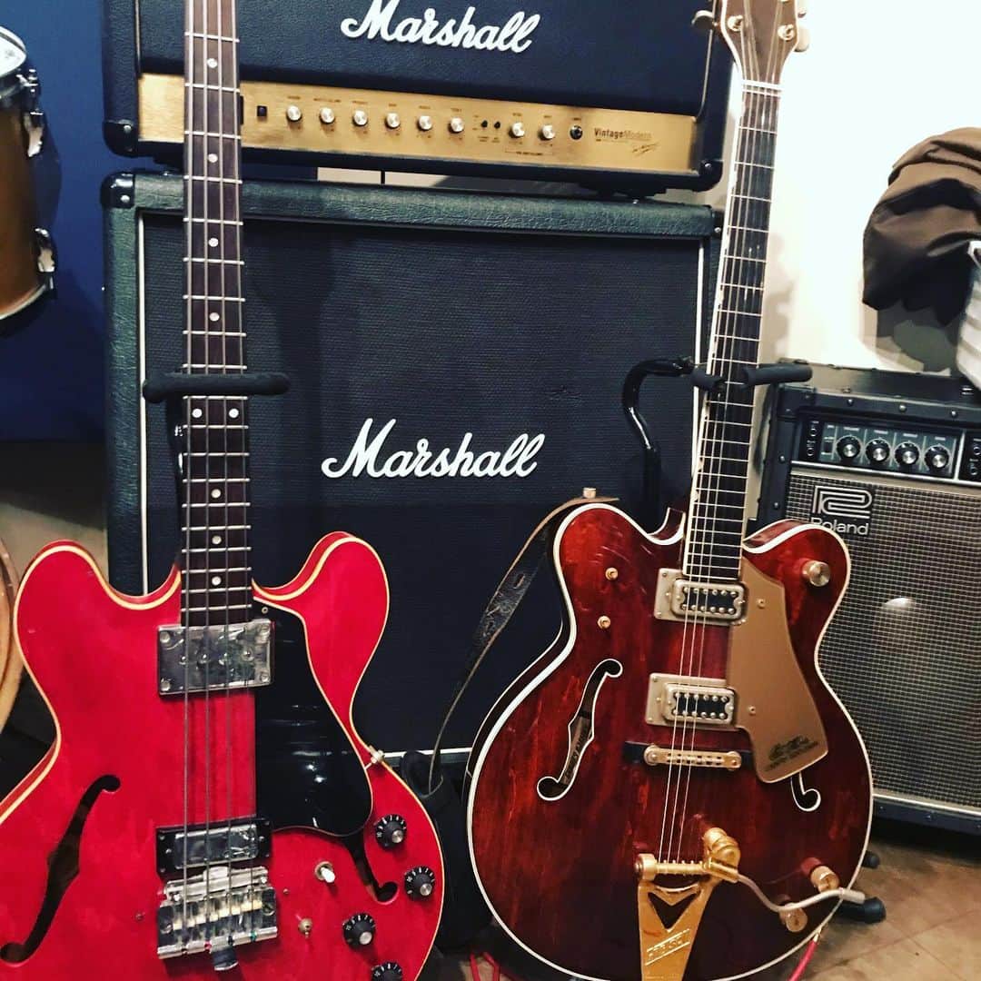 弘田佳孝のインスタグラム：「Good looking guuuys! #gibson #gretsch #eb2d #bass #guitar」