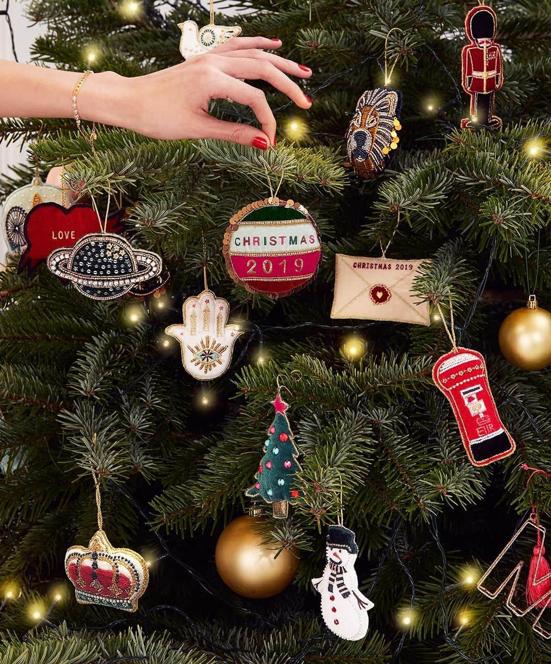 アクセサライズのインスタグラム：「It's time to 'officially' put up your tree (though ours has been up for weeks...) Treat your tree with 3 for 2 Christmas decorations, including our creations in partnership with @youngwomenstrust.  Tap the link in the bio to shop now. #Accessorize #Christmas」
