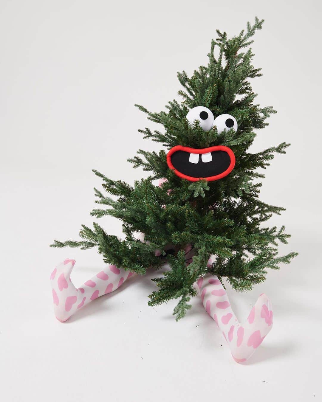 レイジー・オーフさんのインスタグラム写真 - (レイジー・オーフInstagram)「Gary the Christmas tree wants you to know there’s a new drop tomorrow... #youruinedchristmas」12月1日 20時01分 - lazyoaf
