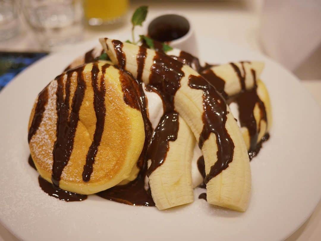 のインスタグラム：「What I had for Sunday brunch. The fluffiest of pancakes. Challenged @erwan to try and make these at home. THAT’S how good they were. 🤤」