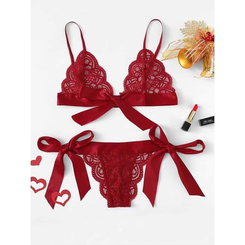 COORDINATESHOP Fitnessのインスタグラム：「クリスマスランジェリー入荷💝  クリスマススカロップトリムタイサイドランジェリーセット 2,590円」