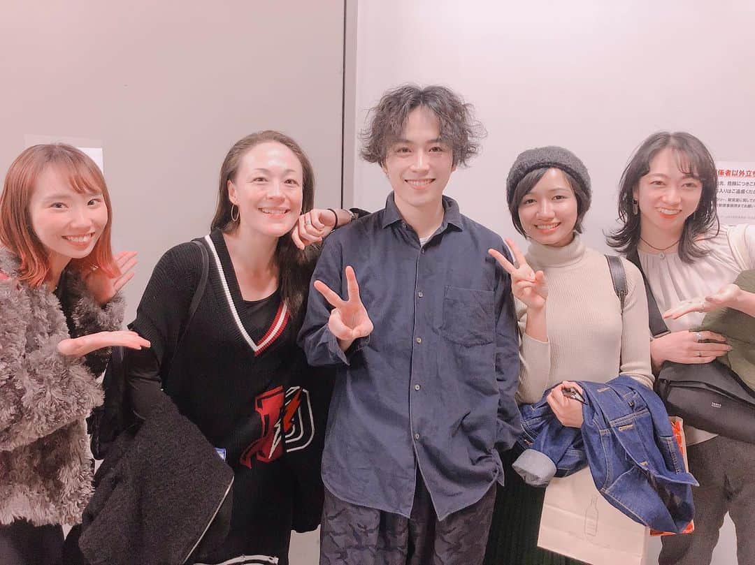 豊原江理佳のインスタグラム：「最近全然更新せずでした ごめんなさい😭  遅ればせながら11月になにしてたかを順番にアップしていきます🏃‍♀️ まず、絶唱サロメ出ご一緒した 鈴木勝吾さんの出演されている舞台「PSY・S」を観に行きました☺︎ 鈴木勝吾さんは、サロメでは義理の父親(ヘロデ)で、舞台の上では散々憎んでいたんですけど(笑) 今回拝見した舞台ではヘロデとは全然違うタイプの役を演じられていて、本当になんでもできてしまうんだと怖かったくらいでした。 とても素敵でした。  私はシルビア・グラブさんと共に劇場に行ったのですが、着いてみたらサロメのみんながたまたま同じ日に観にきていていました。早速みんなに嬉しかったなぁ😆」