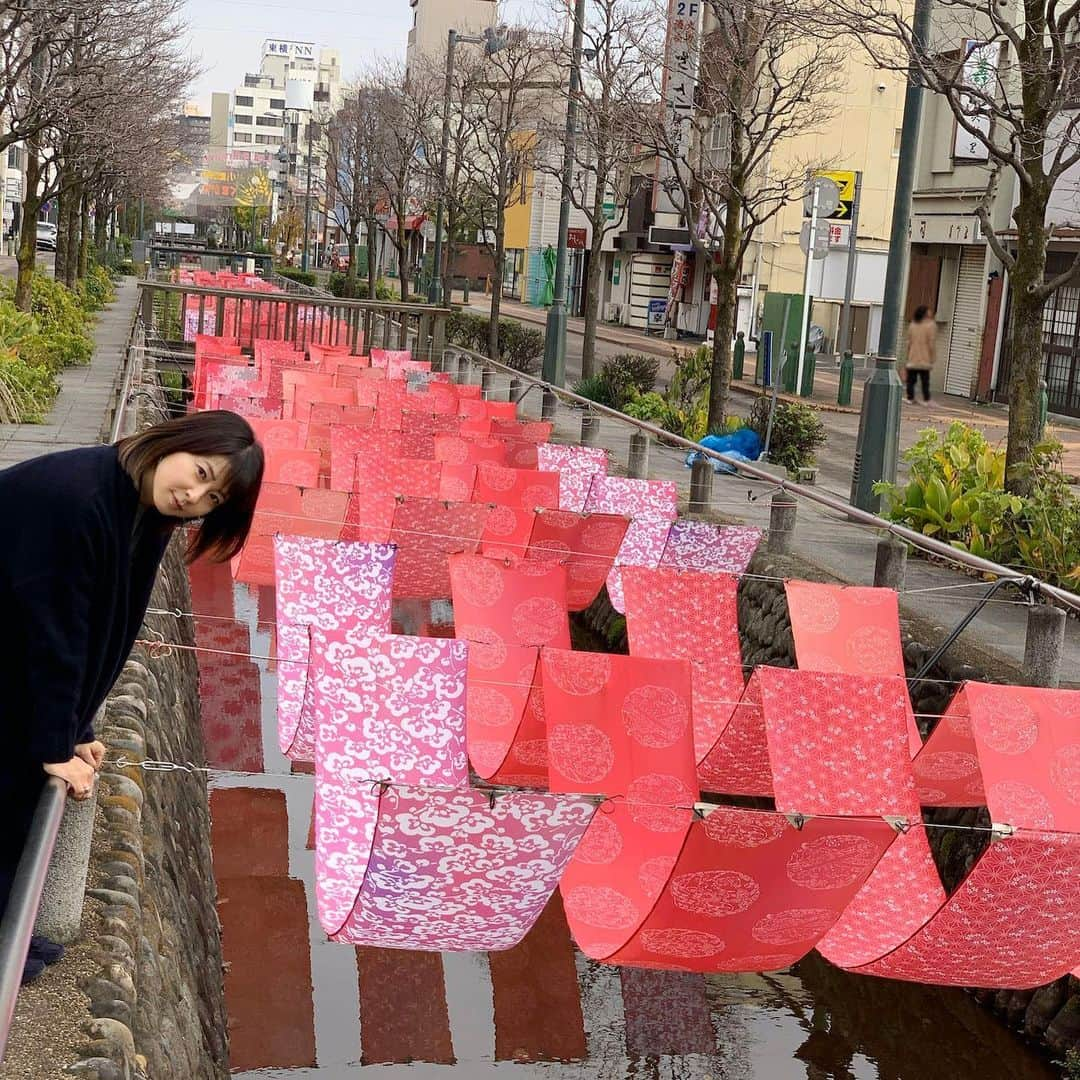 森高千里さんのインスタグラム写真 - (森高千里Instagram)「「この街」TOUR 2019﻿ 埼玉県 熊谷文化創造館さくらめいと太陽のホールでのコンサートでした。﻿ ﻿ 日本一暑い街、熊谷。コンサートも熱かったです！﻿ 盛り上がりました！﻿ ﻿ 熊谷ラグビー場は、紅葉が綺麗でした。ラグビー少年達にも会えました。﻿ フライ揚げ、聖天寿司、ちーず大福、やわらか（生サブレ）、五家宝、軍配せんべい﻿ みんな美味しかったです。﻿ ﻿ 妻沼聖天山歓喜院の国宝に指定された本殿は、時間が決まっていて見れませんでした。﻿。 次は時間を調べて見にきたいです。﻿ ﻿ 次は、鹿児島県「鹿児島市民文化ホール 第一ホール」です。﻿ ﻿ ﻿ #chisatomoritaka﻿ #森高千里﻿ #この街TOUR2019﻿ #埼玉県﻿ #熊谷文化創造館さくらめいと太陽のホール﻿ #籠原商店街﻿ #聖天寿司﻿ #妻沼聖天山歓喜院﻿ #めぬまアグリパーク #秋バラ #熊谷ラグビー場﻿ #紅葉﻿ #星川通り﻿ #熊谷染﻿ #沢田本店ちーず大福いも侍  #紅葉屋本店五家宝﻿ #中家堂軍配せんべい﻿ #梅林堂やわらか﻿ #いわ瀬フライ焼き﻿」12月1日 20時16分 - chisatomoritaka_official