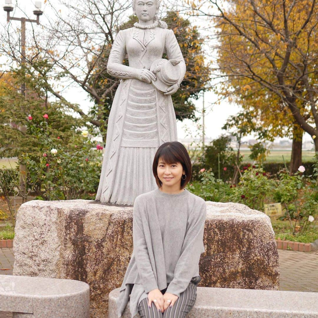 森高千里さんのインスタグラム写真 - (森高千里Instagram)「「この街」TOUR 2019﻿ 埼玉県 熊谷文化創造館さくらめいと太陽のホールでのコンサートでした。﻿ ﻿ 日本一暑い街、熊谷。コンサートも熱かったです！﻿ 盛り上がりました！﻿ ﻿ 熊谷ラグビー場は、紅葉が綺麗でした。ラグビー少年達にも会えました。﻿ フライ揚げ、聖天寿司、ちーず大福、やわらか（生サブレ）、五家宝、軍配せんべい﻿ みんな美味しかったです。﻿ ﻿ 妻沼聖天山歓喜院の国宝に指定された本殿は、時間が決まっていて見れませんでした。﻿。 次は時間を調べて見にきたいです。﻿ ﻿ 次は、鹿児島県「鹿児島市民文化ホール 第一ホール」です。﻿ ﻿ ﻿ #chisatomoritaka﻿ #森高千里﻿ #この街TOUR2019﻿ #埼玉県﻿ #熊谷文化創造館さくらめいと太陽のホール﻿ #籠原商店街﻿ #聖天寿司﻿ #妻沼聖天山歓喜院﻿ #めぬまアグリパーク #秋バラ #熊谷ラグビー場﻿ #紅葉﻿ #星川通り﻿ #熊谷染﻿ #沢田本店ちーず大福いも侍  #紅葉屋本店五家宝﻿ #中家堂軍配せんべい﻿ #梅林堂やわらか﻿ #いわ瀬フライ焼き﻿」12月1日 20時16分 - chisatomoritaka_official