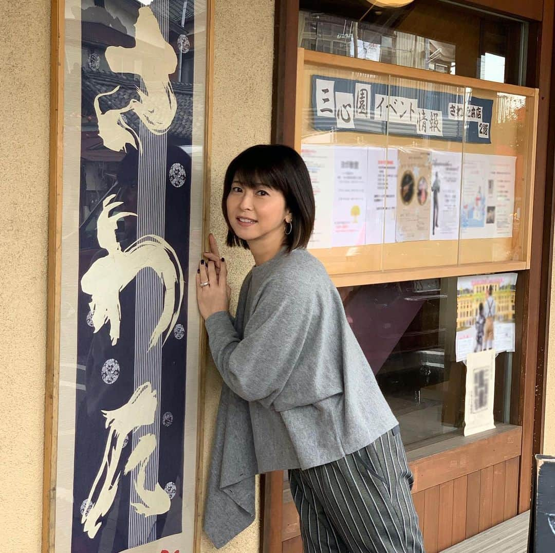 森高千里さんのインスタグラム写真 - (森高千里Instagram)「「この街」TOUR 2019﻿ 埼玉県 熊谷文化創造館さくらめいと太陽のホールでのコンサートでした。﻿ ﻿ 日本一暑い街、熊谷。コンサートも熱かったです！﻿ 盛り上がりました！﻿ ﻿ 熊谷ラグビー場は、紅葉が綺麗でした。ラグビー少年達にも会えました。﻿ フライ揚げ、聖天寿司、ちーず大福、やわらか（生サブレ）、五家宝、軍配せんべい﻿ みんな美味しかったです。﻿ ﻿ 妻沼聖天山歓喜院の国宝に指定された本殿は、時間が決まっていて見れませんでした。﻿。 次は時間を調べて見にきたいです。﻿ ﻿ 次は、鹿児島県「鹿児島市民文化ホール 第一ホール」です。﻿ ﻿ ﻿ #chisatomoritaka﻿ #森高千里﻿ #この街TOUR2019﻿ #埼玉県﻿ #熊谷文化創造館さくらめいと太陽のホール﻿ #籠原商店街﻿ #聖天寿司﻿ #妻沼聖天山歓喜院﻿ #めぬまアグリパーク #秋バラ #熊谷ラグビー場﻿ #紅葉﻿ #星川通り﻿ #熊谷染﻿ #沢田本店ちーず大福いも侍  #紅葉屋本店五家宝﻿ #中家堂軍配せんべい﻿ #梅林堂やわらか﻿ #いわ瀬フライ焼き﻿」12月1日 20時16分 - chisatomoritaka_official