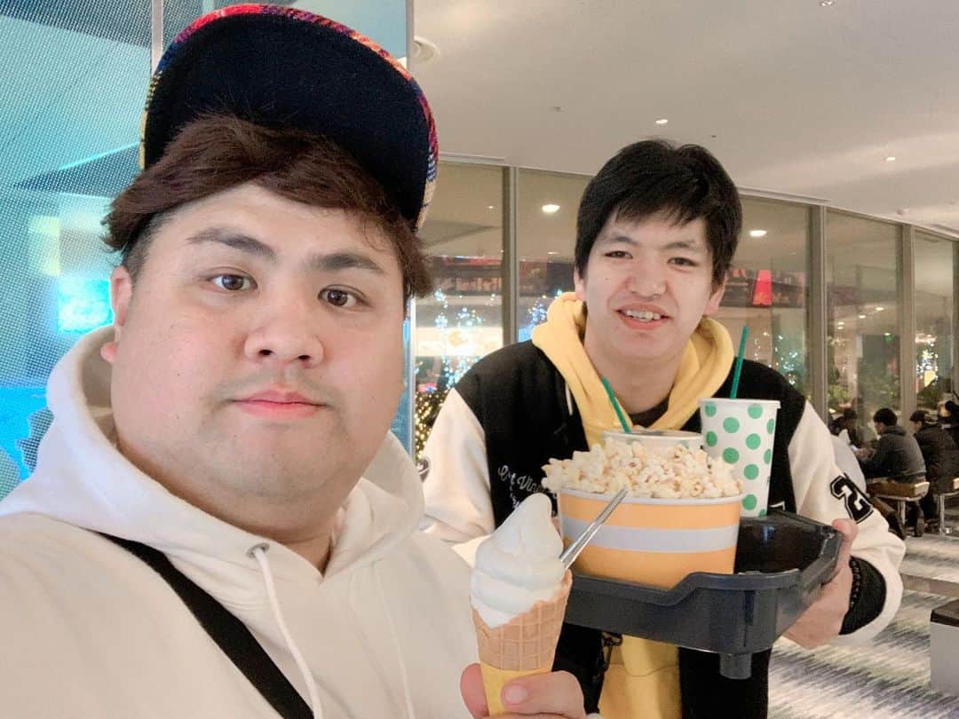 池田真一のインスタグラム：「いおりとアナ雪2来たら周りほぼカップルです。 とりあえず手繋いで見ます。」