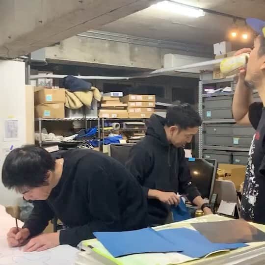 宇野薫のインスタグラム：「次は宇野薫の番だ!! ドネアより  #shooto1124 試合から あっという間に1週間  試合の垂れ幕制作現場映像  イグアナの息子から、 毎試合仲間が作ってくれています。 みんな今回もありがとう！！ #宇野薫 #垂れ幕 #応援 #仲間 #友達 #いつもありがとう」