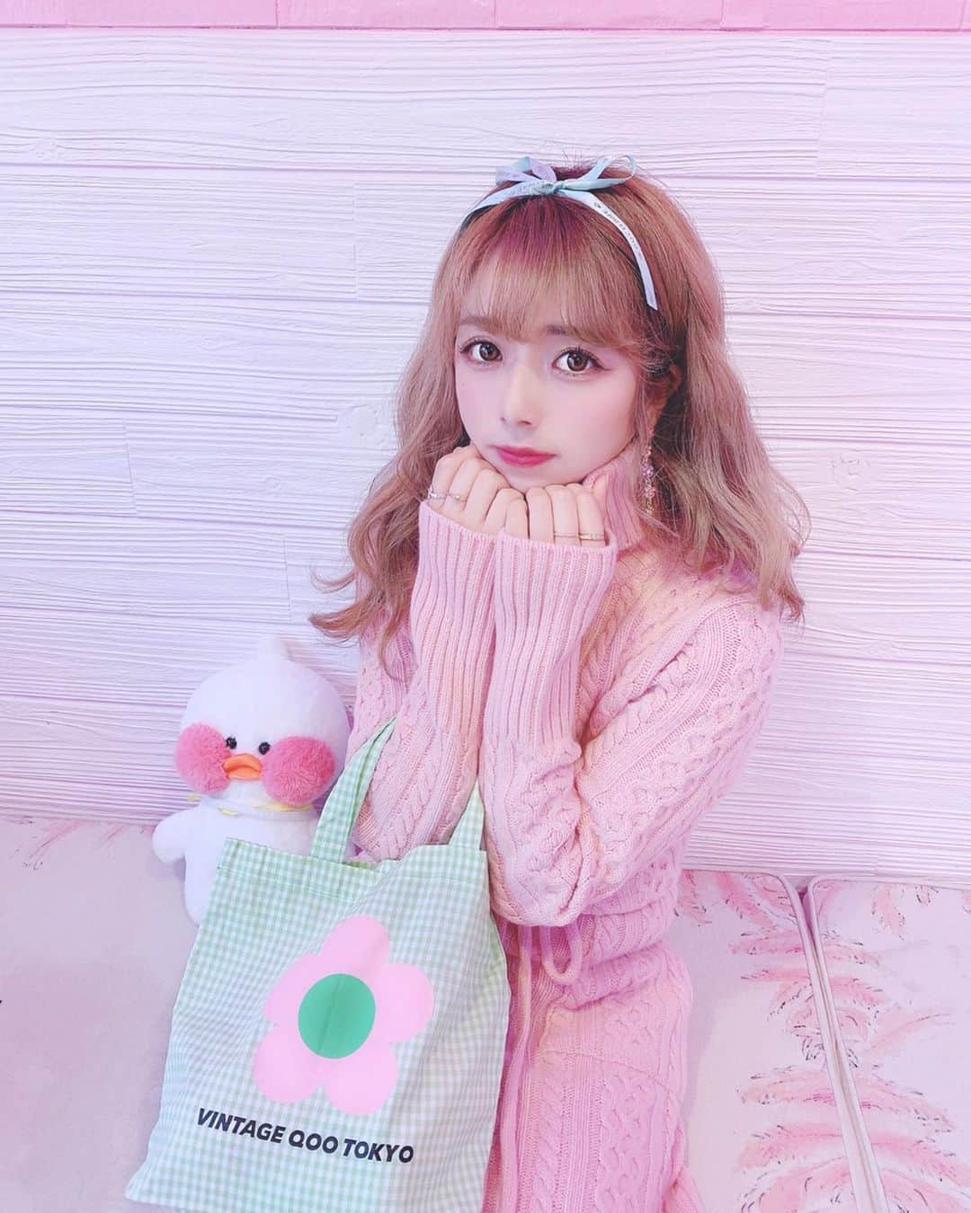 エリンコさんのインスタグラム写真 - (エリンコInstagram)「💗💚💗💚 . 最近毎日さむーーーいっ🥺⭐️✨ . ニットワンピース暖かくて 楽チンでいっぱい着ちゃう💗 . 可愛いトートバッグは @vintageqoo 🌼 . 可愛いお花のピアスは @lulu_select__ のだよぉ🎀 . #code #ootd #fashion #vintageqoo #pink #cafe #pinkcafe #accessory #时尚潮流」12月1日 20時11分 - erinko0315