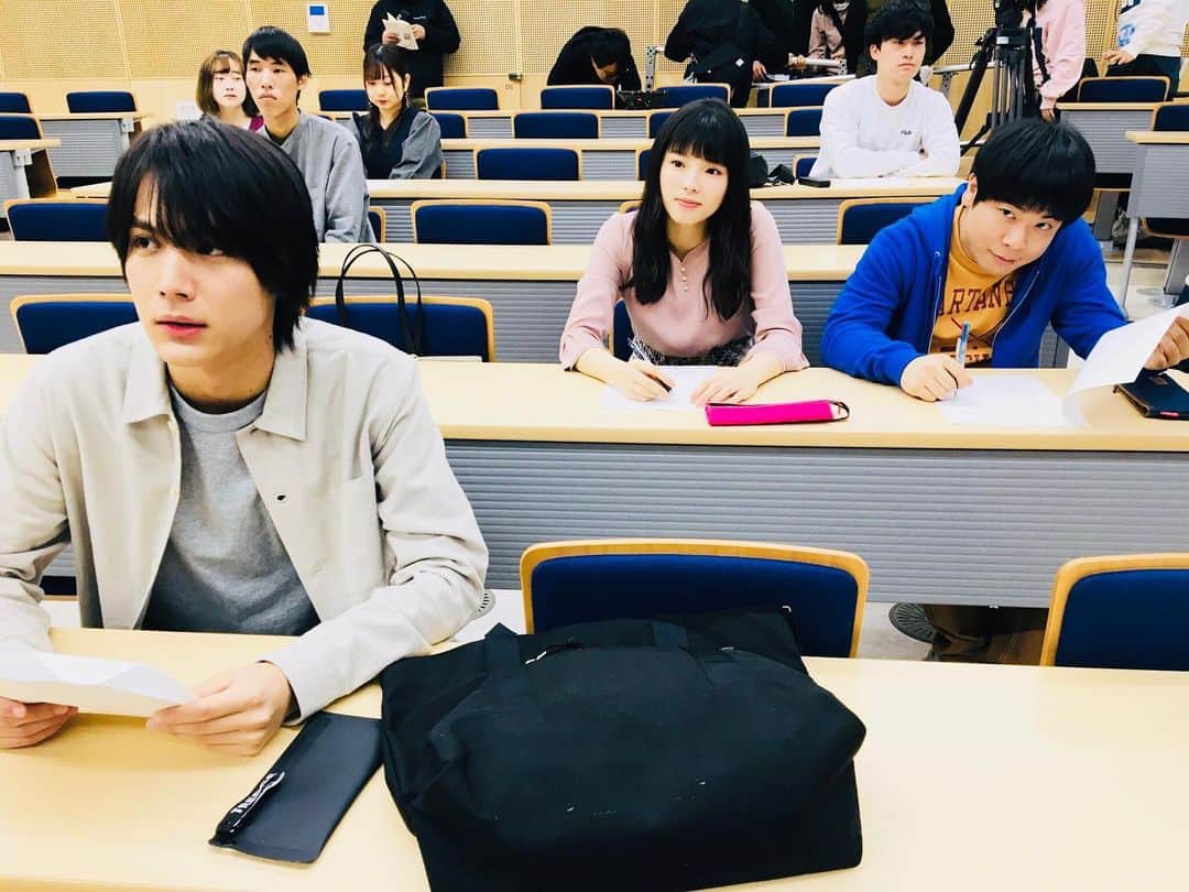 【公式】G線上のあなたと私さんのインスタグラム写真 - (【公式】G線上のあなたと私Instagram)「_ ＼第8話放送まであと…❷日‼️／﻿ ﻿ 今日の#グランメゾン東京 が終わったら…﻿ 明後日のこの時間は #G線上のあなたと私 ﻿ 第8話のお時間ですよ〜😆⏰﻿ ﻿ 日曜日の夜だって、、﻿ まだまだ第7話のオフショットを💛✨﻿ 大学で授業中の理人くんと﻿ 結愛ちゃんとコーちゃん✌️﻿ ﻿ 2人より前に座ってるのが、﻿ 理人くんぽくて良いですよね😉﻿ ﻿ #12月3日第8話放送﻿ #気になる第8話はもうすぐだぞ﻿ #これまでのG線上はダイジェスト公開中﻿ #まだ間に合うぞG線上﻿ #中川大志﻿ #小西はる﻿ #きづき」12月1日 20時15分 - gsenjou_tbs2019
