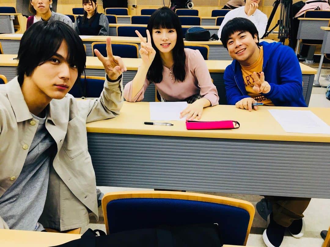 【公式】G線上のあなたと私さんのインスタグラム写真 - (【公式】G線上のあなたと私Instagram)「_ ＼第8話放送まであと…❷日‼️／﻿ ﻿ 今日の#グランメゾン東京 が終わったら…﻿ 明後日のこの時間は #G線上のあなたと私 ﻿ 第8話のお時間ですよ〜😆⏰﻿ ﻿ 日曜日の夜だって、、﻿ まだまだ第7話のオフショットを💛✨﻿ 大学で授業中の理人くんと﻿ 結愛ちゃんとコーちゃん✌️﻿ ﻿ 2人より前に座ってるのが、﻿ 理人くんぽくて良いですよね😉﻿ ﻿ #12月3日第8話放送﻿ #気になる第8話はもうすぐだぞ﻿ #これまでのG線上はダイジェスト公開中﻿ #まだ間に合うぞG線上﻿ #中川大志﻿ #小西はる﻿ #きづき」12月1日 20時15分 - gsenjou_tbs2019