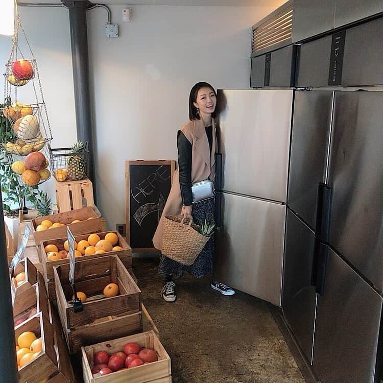 美舞さんのインスタグラム写真 - (美舞Instagram)「. , 韓国パックのストックが心の安定剤。 #いや結構やばい #やばいヤツ発言ですね 毎日壁に並んだパックを選べたら どれだけ幸せだろうか😭 . そしてカフェの入り口が冷蔵庫だったよ🤓 ユニークだっ！！！ #ちなみにほかの冷蔵庫のドア開けたら #普通に食材詰まった冷蔵庫でした . #韓国 #美舞の美容 #コスメ #スキンケア」12月1日 20時24分 - mibuki__.39