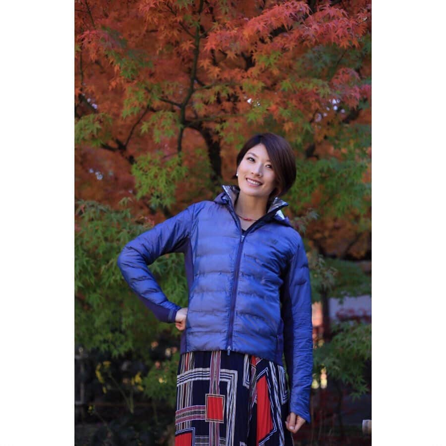 西谷綾子のインスタグラム：「✴︎ 私服にも合うー💞 軽くて何よりめちゃくちゃ暖かいっ😆🎶 ・ 【NB RADIANT HEATジャケット】 ・ これからの季節❄️☃️ランニングをより快適に支える 保温性に優れたジャケット♡ ・ 内襟と上半身の肌面に体熱を反射する ラディアントヒート(シルバーラミネート)があり、 高い保温性と吸汗速乾機能を両立☺️👍 ・ 背面下部には、発汗時も保温効果を発揮する ストレッチ性を備えたNB HEATニット。 高い疎水性で暖かさを12％向上した プリマロフトをそれぞれ採用🤗 (NB HPより♡) ・ 先日めっちゃ寒い😵❄️夜に🌃🏃‍♀️ ランニングしたら、すぐに身体が暖まり汗が‥😳 ・ 汗をかいた状態でも高い保温性があり ぽっかぽか♨️😚 ・ #RUNだけでなく私服にも ♡ @new_balance_japan #run #running #runner  #newbalance #jacket #fashion #kyoto #autumn  #fall #ジャケット  #ウィンターシーズンにぴったり  #紅葉 #京都 #風景」