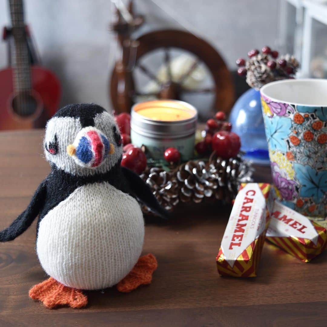 のインスタグラム：「Two months have passed since Shetland Wool Week.Memories of Shetland !  Puffin is completed. I want to reduce the size, so I used “ ultra yarn “ instead of “spindrift yarn “. @kastaniestrik @jamiesonsofshetland  So cute ~💙 And the cottonstuffed inside also used the buttcks of Shetland sheep ! * * 早いものでShetlandから帰国して2ヶ月。そして今年もあと1ヶ月。Shetlandでもらったパフィンの編みぐるみがようやく完成！ 可愛いな〜愛着💙 小さく作りたかったので糸と針を変えました。 追記：puffinというのはヨーロッパ北部やアイスランド、北アメリカのほうに飛んでくる鳥。  #shetlandwoolweek #shetlandwoolweek2019 #shetlandwool #shetlandpuffin #puffin #jamiesonsofshetland #jamiesonsultra #kastaniestrik #caramelwafer #shetlandknitting #tunnockscaramelwafer」
