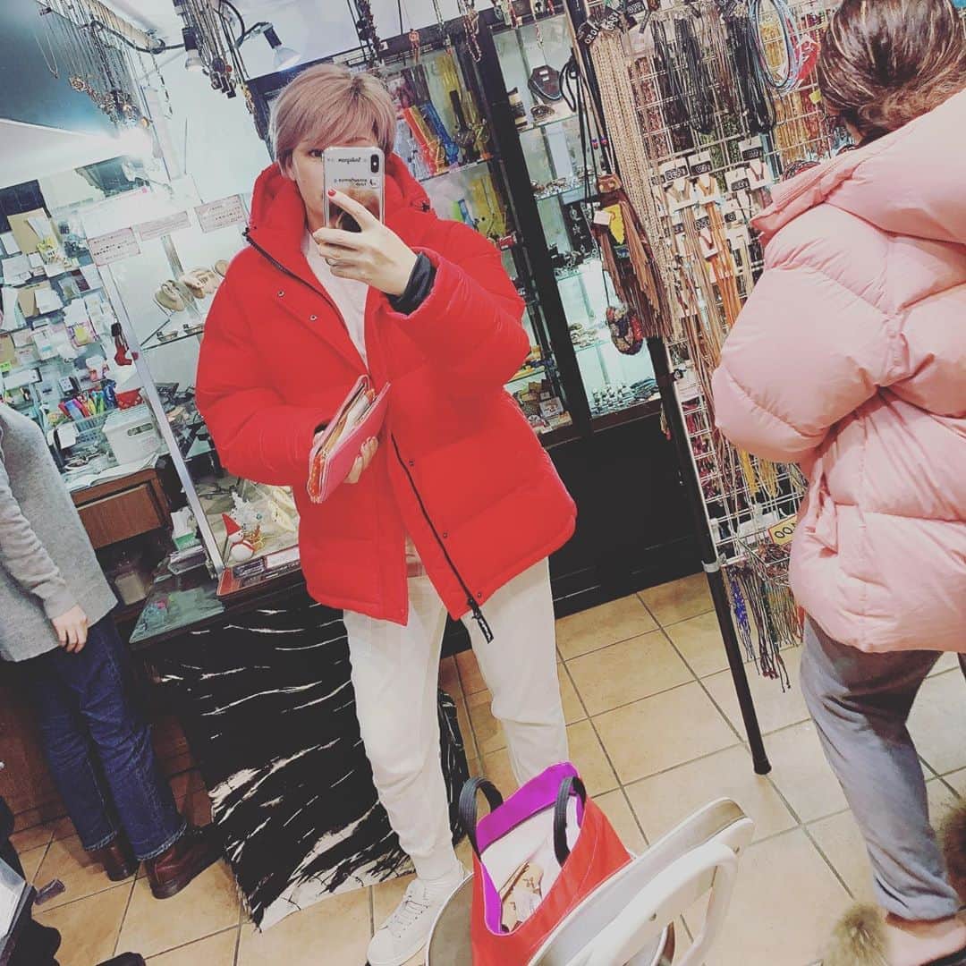 のインスタグラム：「今日は、ピアシング👂 @muchoueno へ  ローブと、コンチをやりました。耳二ヶ所穴が増えました🥰👂👏😅 目標は、最後の写真の様にしたいのです🌟🌟🌟👂👂👂 海外では、ものすご〜く流行っていまして。  特に大人がやっています🥰🥰 耳の穴を安定させるには、少し時間がかかります。  キチンとしたメンテナンスが必要です。。 体質にもよりますが、  膿んだり、中々出血🩸が、止まらない事もあります。  常に清潔に気を使わなくてはなりません。。 最近は、  @mariatash のジュエリーを集める事に熱を入れています🌟🌟 イギリスのブランドですが🇬🇧 ニューヨークにもあったりと🇺🇸 ハイジュエリーです🌟🌟🌟 因みに、よくうける質問にお応え致します。  耳ですが、開ける時に、  ちょっと痛いです🤣  でも、直ぐに痛くなかったです。  一年前に開けた、  ヘリックス、  なんか痛いなーと思っていて、  @muchoueno のハナンさんに観てもらったら、  タコが出来ていて💦💦💦💦👂笑  こんな場合は、医療用のシリコンを入れると、早く治ると😊  早く治ります様に🙆‍♀️ #ピアシングアフターケア ＃上野#ピアシング#耳の穴を安定させる」