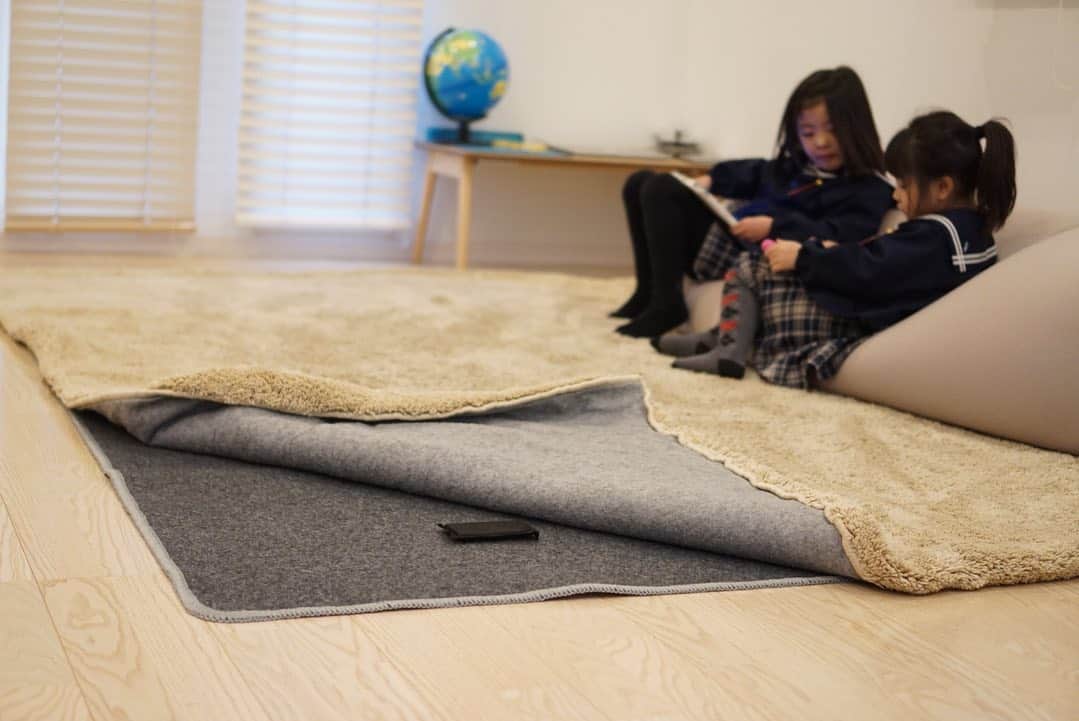mocchiのインスタグラム：「こんにちは☀️ ・ ・ 重い重い腰を上げて、やっとラグを冬用にしてホットカーペットを出したよ✊ ・ カーペットといえば、ダニよね。 ・ 切っても切れない存在🙄 ・ 子供の為にハウスダストとかダニが気になるから、今年からさよならダニーを使うことにしたよ✨ ・ ・ これさ、生きたままダニが取れんだって！ すごくない？ ・ しかも置くだけ！！ めっちゃ手軽！！ ・ ダニとかって、アレルギー症状の原因になるからアレルギー体質の我が家にはとても助かる😭✨ ・ ・ 2ヶ月くらいしたら、そのままポイってすてるだけだからとっても楽ちんだよー♥️ ・ ・ 我が家はホットカーペットとラグの間に挟むように2個置いてるよ✨ ・ ・ ・ クーポンコード貰ったから、ダニ対策悩んでる方居たらぜひ使ってみて！ 公式サイトで12/31まで20%offで購入出来るよ♥️ ・ 公式サイトで使える クーポンコード☞s91207 有効期限が12/31までだから気を付けてね！ ・ @sayonaradanny ・ ・ ・ #さよならダニー #ダニ対策#アレルギー対策#アレルギー #ダニアレルギー#ダニ獲りシート#赤ちゃん用品#赤ちゃんグッズ #ベビー用品 #ベビーグッズ #アレルギー対応 #アレルギー改善 #子どものいる暮らし #こどものいる暮らし #喘息」