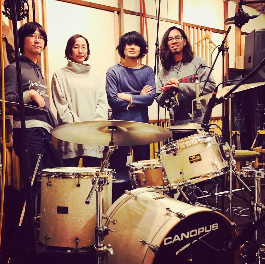 岡本奈穂子のインスタグラム：「カミナリグモのrecに参加しました♪ ベースは鶴の神田くん。 久しぶりに皆んなと会えて嬉しかった。 アルバムの完成が楽しみです。」
