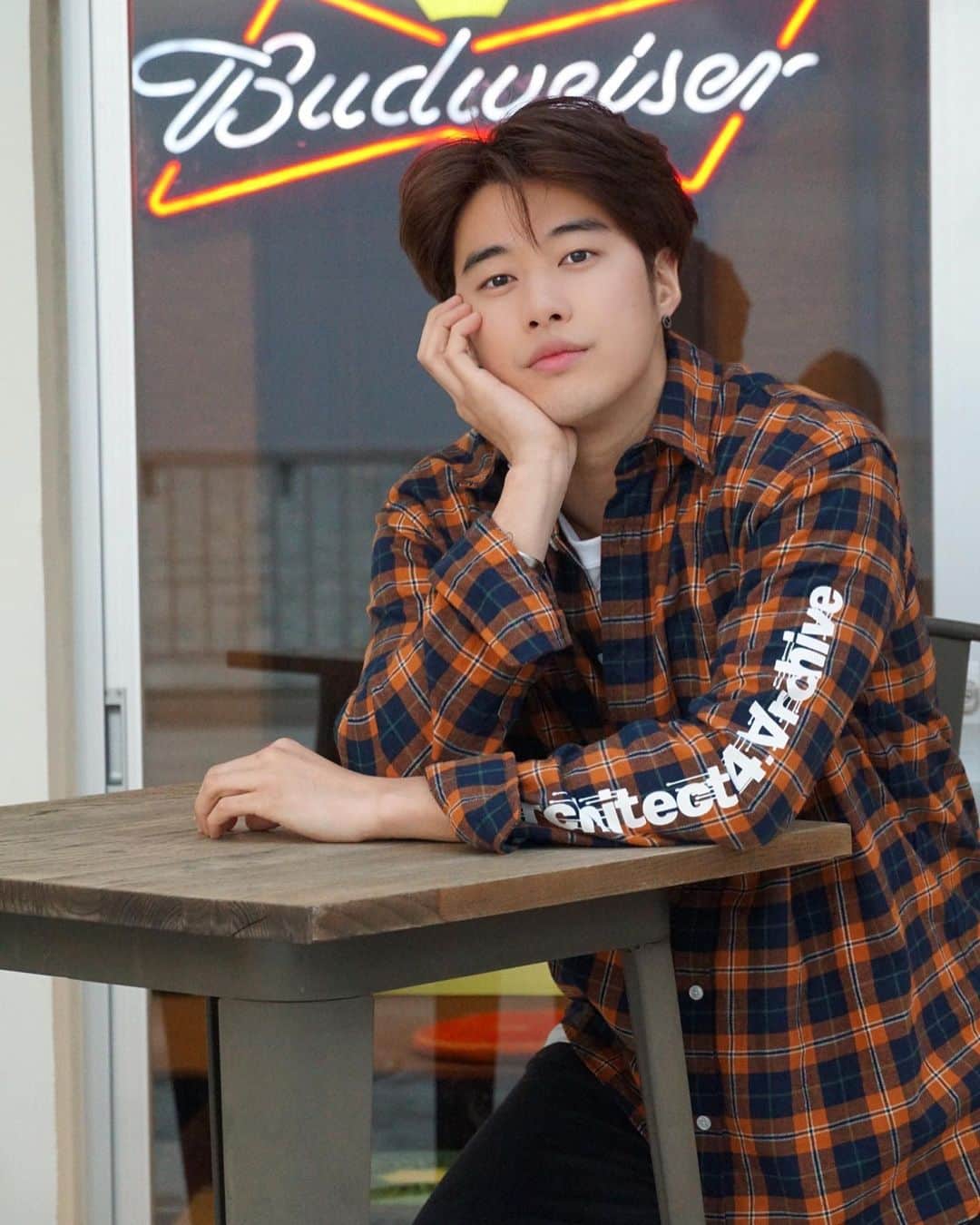 のインスタグラム：「帰国まであと2週間。7年っていう時間が本当にあっという間にすぎましたね。右も左も分からなかった青年からもうまぁまぁ良い年の男になってきて、その間本当に沢山の事を勉強させていただきました。本当に色々考えちゃう時期でもありますが、兵役前最後までラストスパート楽しんで頑張りたいと思います。12月11日のラストライブをお楽しみに！寒いこの季節、体調崩さないように気をつけて下さい☺️ . . . #JG #joonho #ジュノ #人生勉強」
