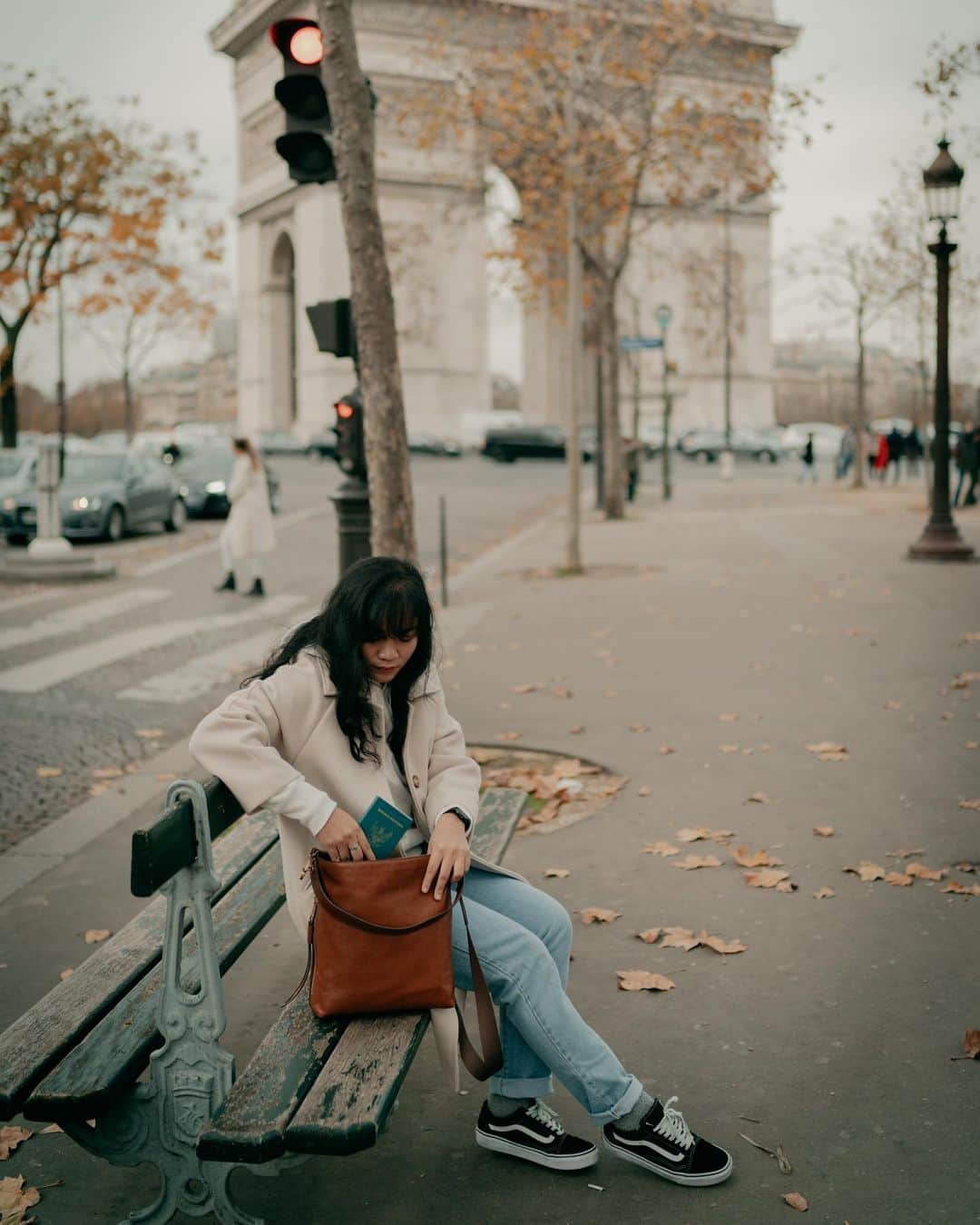Putri Anindyaのインスタグラム：「The most important things // For the past 5 years, passport is one of the most important things for me. Karena itu, berikut beberapa tips buat menjaga paspor. ⁣ ⁣ Udah pada tau kan kalau mau jalan jalan minimal masa berlaku paspornya 6 bulan sebelum expired? Nah jangan lupa selalu cek dan sebelum 6 bulan expired, ganti ke kantor imigrasi terdekat ( daftar online di aplikasi dari jumat jam 14.00- minggu untuk dapet kuota)⁣ ⁣ Ketika sudah seru jalan jalan, selalu hati-hati dengan paspornya ya! Misal jadwalnya hanya sight seeing, paspornya gak perlu dibawa dan bisa ditinggal di penginapan daripada kecopetan atau paspornya rusak. Jangan lupa untuk foto paspornya buat arsip di handphone dan laptop kamu. Lebih baik kamu fotokopi paspor dan bawa fotokopiannya aja. So far gue traveling, gak pernah ditanya randomly paspor sih kecuali di concert / other place yg harus nunjukin identitas. ⁣ ⁣ Terakhir, bila paspormu (amit-amit) hilang atau kenapa-kenapa, segera hubungi kantor perwakilan Indonesia (KBRI atau Konsulat RI) di negara yg kamu berada. ⁣ ⁣ Semoga tipsnya berguna ya! Safe travels! ⁣ ⁣ Ads by @ditjen_imigrasi⁣  #imigrasi #ditjenimigrasi⁣ ⁣ ⁣ *disclaimer : Foto berupa ilustrasi. Disarankan jangan berfoto seperti ini dengan paspor karena mengundang orang jahat untuk mencari kesempatan terlebih di spot turis. ⁣ ⁣ Taken by : @capra311」