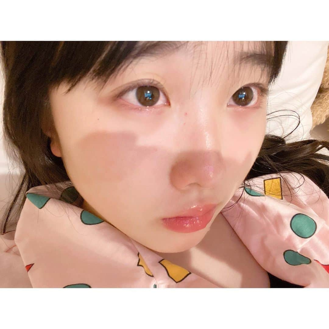 本田望結さんのインスタグラム写真 - (本田望結Instagram)「😢😢 ・ ・ お母さんが映画鑑賞が好きで 家に沢山映画のDVDがあるので 「感動映画観たい〜」って言ったら貸してくれて 観たら号泣💦笑 ・ 観てる最中、部屋に来たお父さんがびっくりしてました笑 ・ でも泣くとすぐに目が腫れるから次の日がお仕事じゃない日に観ないとだなぁ〜🐥 ・ そんなこんなで自撮りをあげるのはとても勇気がいりますね。恥ずかしい🥵」12月1日 20時26分 - miyu_honda_official