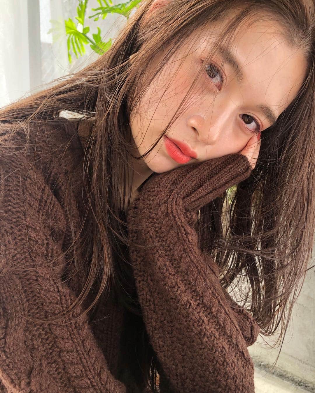カワシリアツシのインスタグラム：「柔らかい冬色🍁 ・ ・ ・オリジナル配合で他にはできないカラー ・◎ ・ ・退色が気になるブリーチカラー用に ・3週間以内のメンテナンスメニューもご用 ・意してます☺︎ ・ ・大切な髪の毛を髪質やダメージレベルに ・合わせ丁寧にブリーチ・カラーいたしま ・す☺︎ ・ ・ブリーチの回数がわからない。 ・料金が気になる。 ・なんでもご気軽にご相談ください😊 ・ ・ご予約やご相談はDM・LINE・NETより ・お待ちしております。 ・ ・ ・ #アディクシー #イルミナカラー  #外国人風カラー #ミニボブ #切りっぱなしボブ #ハイライトカラー #ピンク #ピンクベージュ #ベージュ#ボブ #Wカラー #ストキュア #美容学生 #撮影 #ウルフ #ウルフカット  #ショートヘア #グレージュ  #ハンサムショート #ブリーチ #portrait #フィルムカメラ #hairstyle #ショートカット #haircolor #ハイトーン #데일리룩 #时尚 #แฟชั่น#デジキュア」