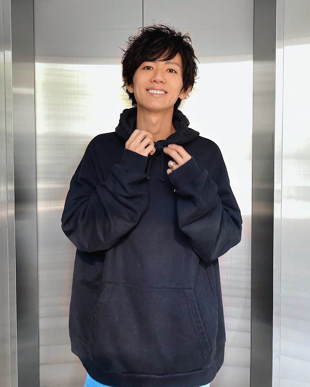 片山良平のインスタグラム：「・ ・ ・ ストーリーにあげたらDMたくさんきたので髪型について☺️ 髪質はストレートなのでパーマかけてます。 ・ ベースのカットはマッシュベースがここ最近は好みで刈り上げないツーブロック風に✂︎ ・ 僕は乾燥毛で膨らみやすいので刈り上げてしまうと大変なのw ・ あとハイパーゼッペキ🥺 なのでトップは基本かなり長めで軽さをしっかり出すスタイルです。 ・ そろそろ髪型変えよっかな〜😏 ・ #髪質 #悩むよね #頭の形 も #悩む よね #みんなあるある」