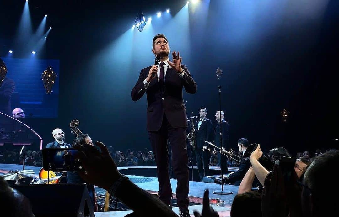 マイケル・ブーブレさんのインスタグラム写真 - (マイケル・ブーブレInstagram)「Second night and just as enthusiastic of an audience in Newcastle! #MBWorldTour」12月2日 7時26分 - michaelbuble