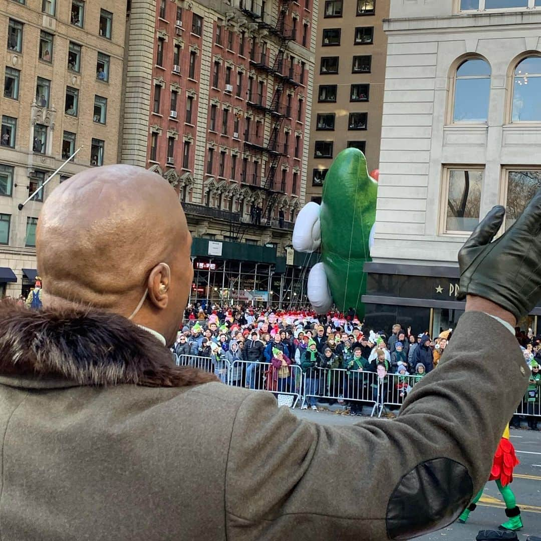 テリー・クルーズさんのインスタグラム写真 - (テリー・クルーズInstagram)「Some of the highlights of an amazing Thanksgiving in New York City! Every year I realize how blessed and fortunate we are to be able to enjoy moments like these. The kids grow up so fast— and soon it will be just Rebecca and I on to the next episode — but this series is an ACTION SERIES and the pace picks up! This is for those in my history who never made it this far, and never could even dream to see and do the things I have seen and done. So much love to @lilly, @therealoak34 @nbc, @verizon @macys @dawnn_lewis for the TIX to @tinabroadway @azrielcrews @t.crew_ @lovely_blossom_skeleton @showtimesupreme1 and my beautiful wife @therealrebeccakingcrews the queen at the head of the table!」12月2日 6時00分 - terrycrews