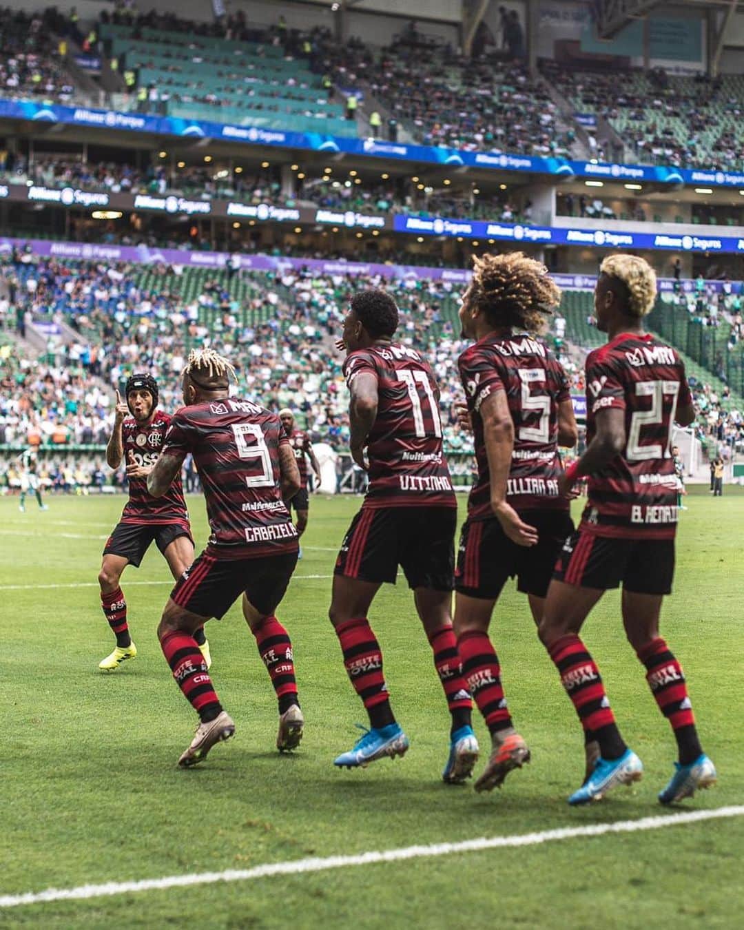 ガブリエウ・バルボーザ・アウメイダさんのインスタグラム写真 - (ガブリエウ・バルボーザ・アウメイダInstagram)「Tá difícil de parar os coringas do Flamengo 🎶🔥❤️🖤」12月2日 6時08分 - gabigol