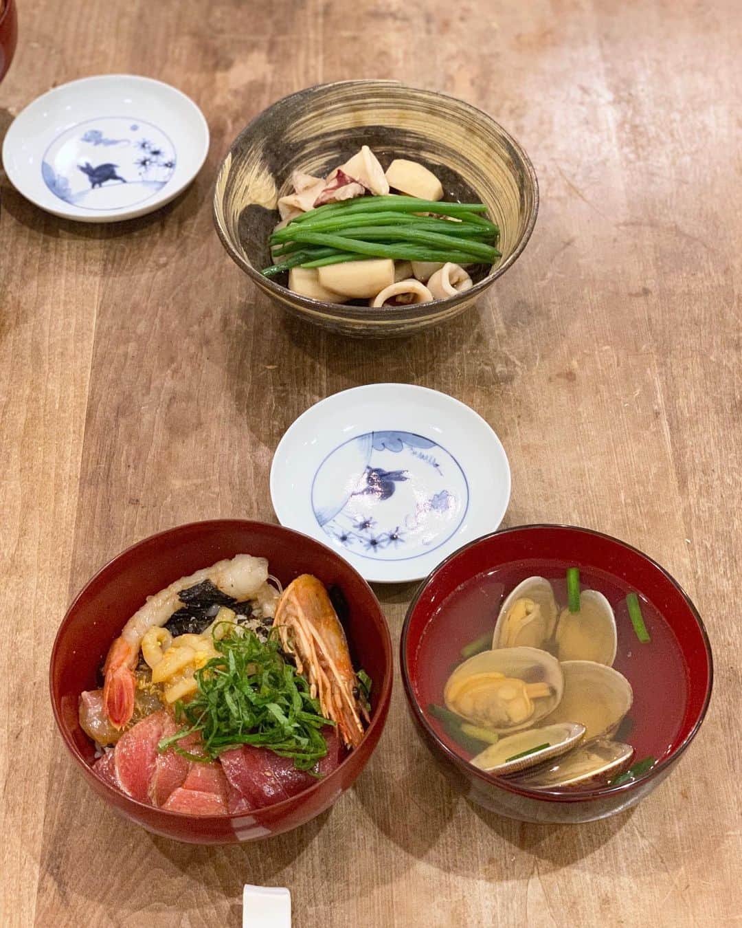 藤原美智子さんのインスタグラム写真 - (藤原美智子Instagram)「恒例、#夫週末料理  は #海鮮丼。 ほかに #大アサリのお吸い物 と #イカと里芋の煮物。 ・ 海鮮丼はもちろん乗っけるだけでなく、いろいろ細かく良い仕事してらっしゃる😆 ・ 里芋の煮物は食べきれないかもねー、と言ってたら2人でペロリ😋 ・ 美味しかった❣️ごちそうさまでした💓 ・ #おうちごはん #料理男子 #食欲の #冬 #藤原美智子 #fujiwaramichiko #ladonna #michikolife」12月2日 6時20分 - michiko.life