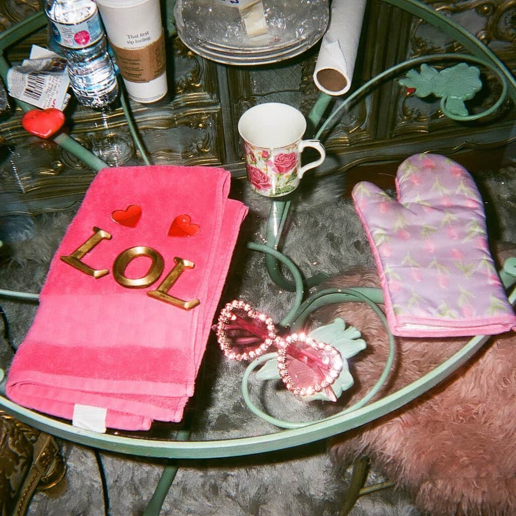 HEY VIOLETのインスタグラム：「set the table, kiddies. it’s time to eat.」