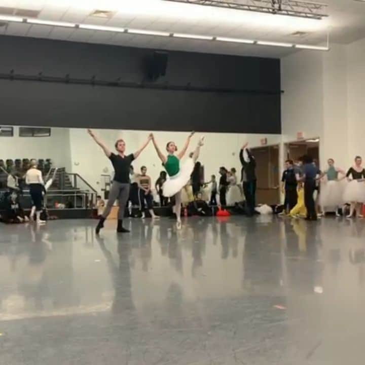 Lily Saito (齊藤莉理)のインスタグラム：「Last studio run before we head to the theater for Nutcracker! ❄ Feeling very grateful and lucky to be dancing with the one and only @brettlar5 🙌🏼 Get your tickets to the show through the link in my bio!🎄」