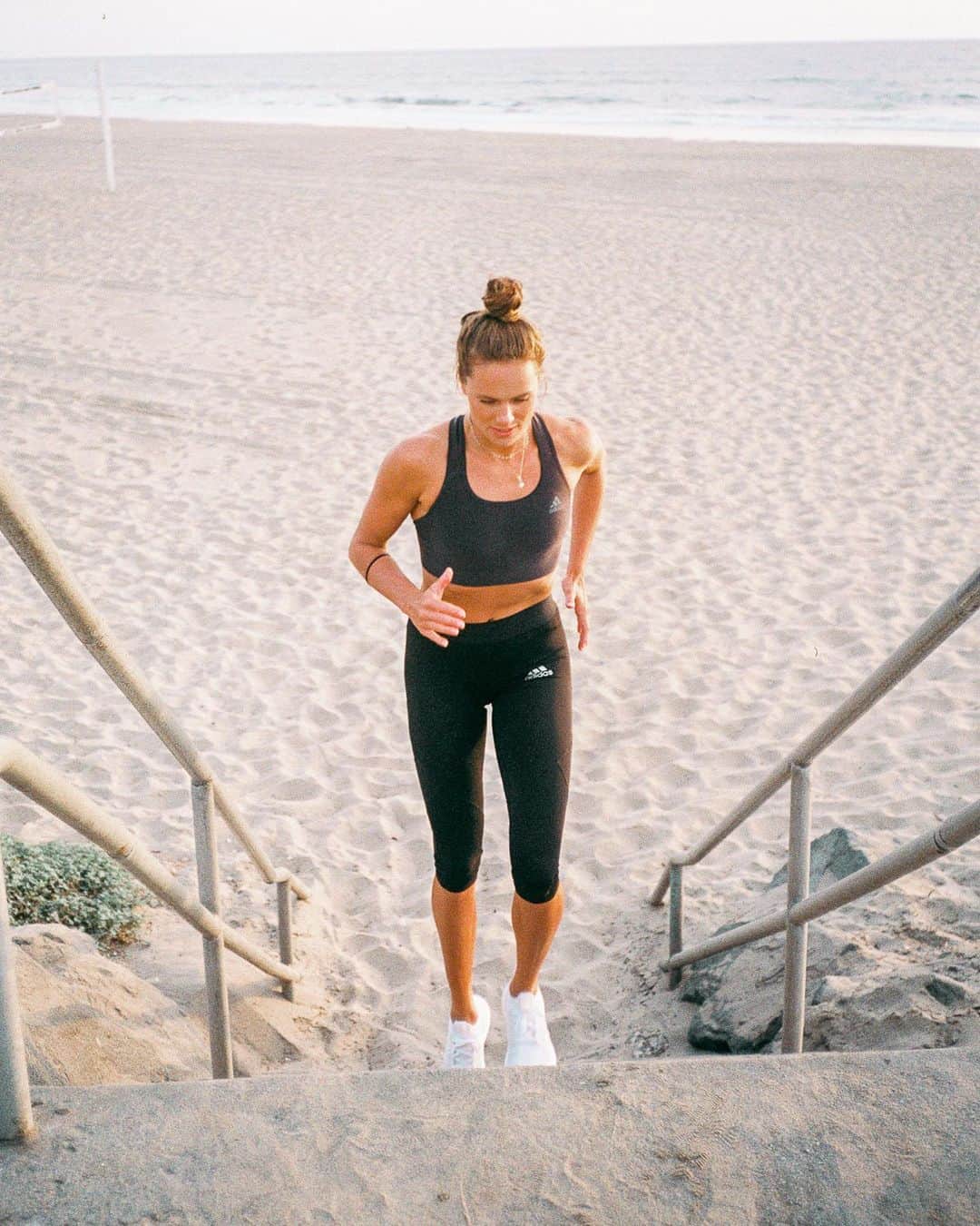 ケルシー・ロビンソンのインスタグラム：「Guys, I’m so freaking excited!! Our recipe EBOOK is finally available. “The Beachside Guide” has 17 RECIPES (created with the amazing @beachsidekitchen) , 4 WORKOUTS, grocery lists, and journaling pages. We had so much fun creating it and hope you guys love it too. ❤️ Also a big s/o to @robertsoncook for being a graphic design wizard & making our dream a reality. . . Link is in the bio to purchase with a little cyber Monday discount included!」