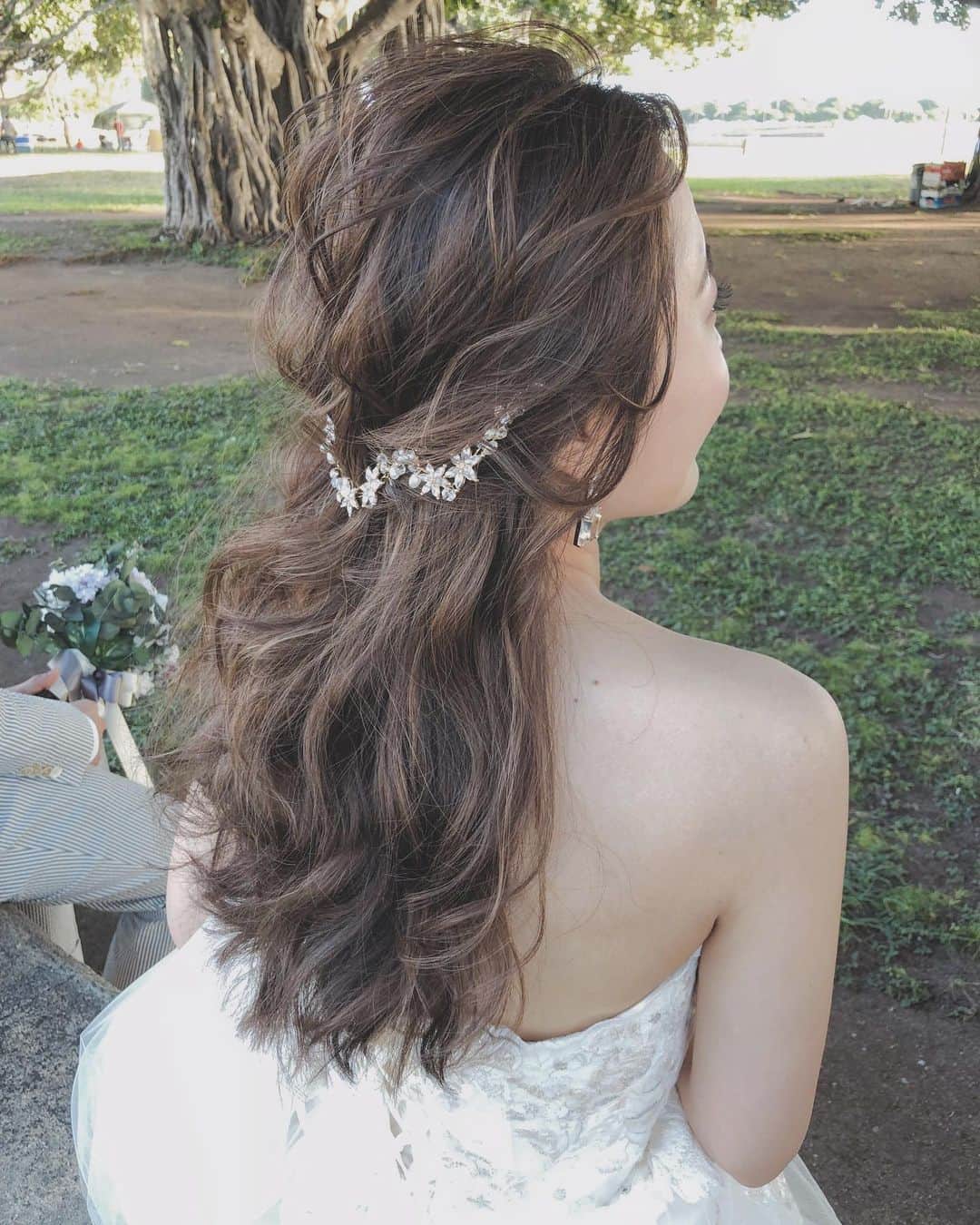 Yukari Ogayaさんのインスタグラム写真 Yukari Ogayainstagram Hawaii Wedding サンセット撮影用に お外でクイックチェンジ 色んな使い方が出来る ビジューのヘッドアクセサリーを さりげなく後ろに付けて キラキラ輝く花嫁に お問い合わせは