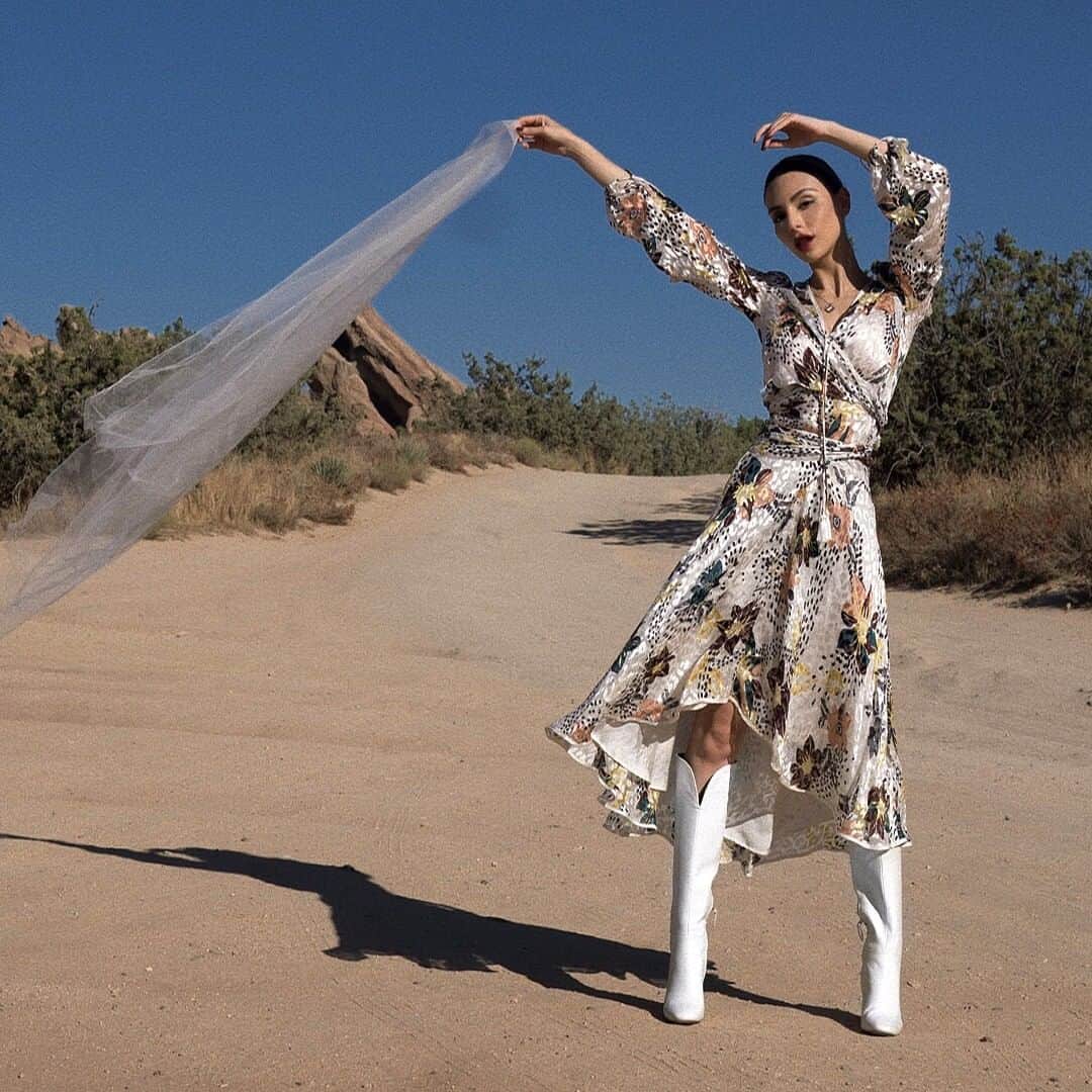 のインスタグラム：「White haute [Shoe: Barretta] #SigersonMorrison // @krischerie + @bloomingdales」