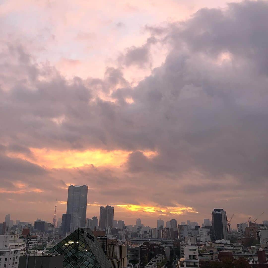 吉見佑子さんのインスタグラム写真 - (吉見佑子Instagram)「朝。ベランダから。建て替えで追い出されそうな私のアパートから。空は自由だなぁ」12月2日 6時31分 - yuko_yoshimi