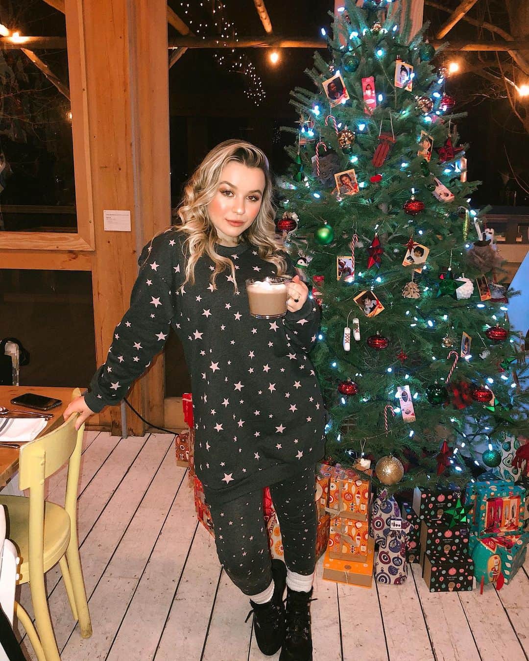 トーリ・ウェブスターのインスタグラム：「The most EPIC weekend of the year is here! 🎁🧸Happy 3rd annual @thebodyshop retreat! 🎄♥️ LOVE spending time with one of my fave brands and the best of the blogger community! All while giving back, and fighting equality thanks to @plancanada 👏🏻 #ImDreamingOf ... HOT COCOA 🍫🎁🎊」