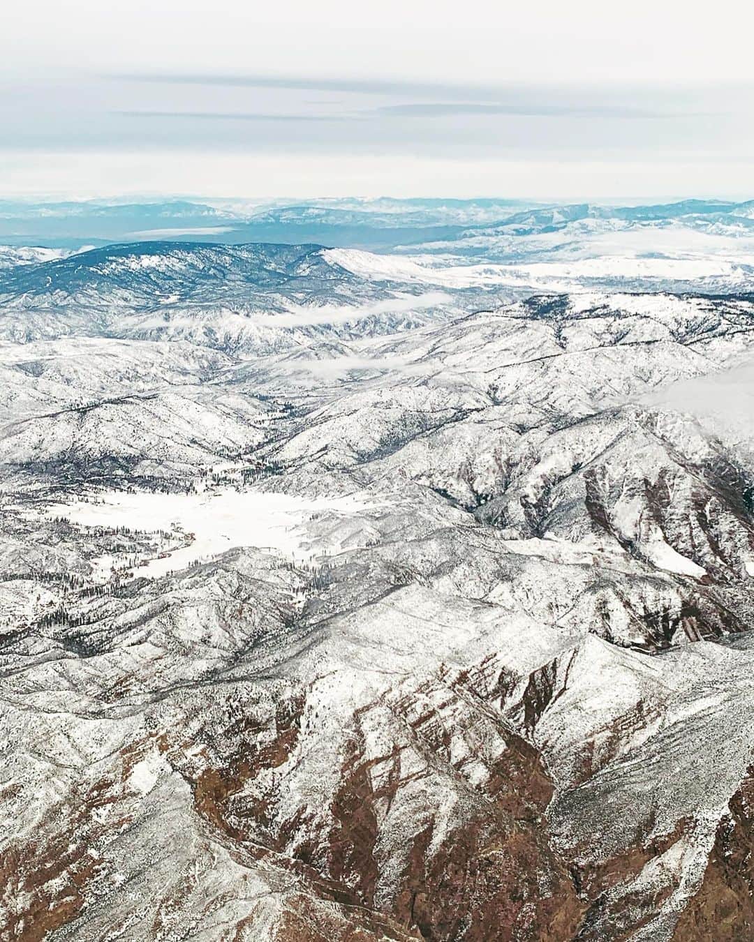 Kara Yoshimoto Buaさんのインスタグラム写真 - (Kara Yoshimoto BuaInstagram)「Chilly in California! Snow sprinkled mountains flying back home to Los Angeles.  Love these #wintercolortones」12月2日 6時40分 - karayoshimotobua